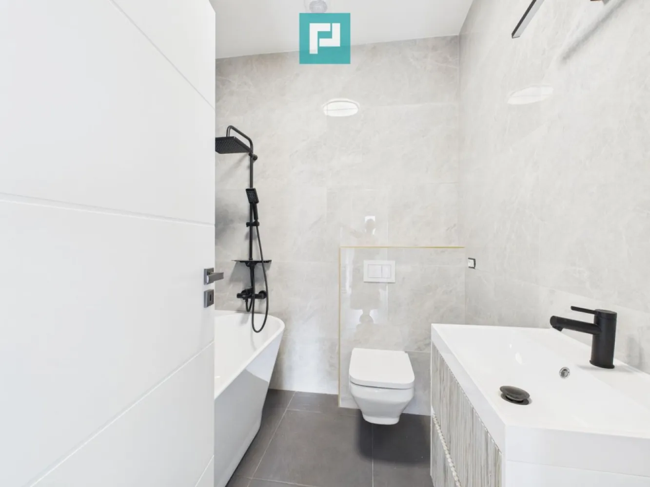 Duplex modern – la doar 4 km de Timișoara - Confort, eficiență și accesibilitate într-o locuință perfectă pentru familia ta! Property Lab vă propune spre vânzare un duplex elegant și bine compartimentat, situat într-o zonă liniștită din Ghiroda, Giarmata Vii , la mai puțin de 4 km de Timișoara. Caracteristici principale: - Suprafață utilă: 85 mp - Teren: 279 mp - Compartimentare: * 3 dormitoare * 2 băi * Living generos * Bucătărie practică * Cămară * Terasă spațioasă Dotări și beneficii: - Fiecare cameră dispune de termostat individual pentru reglarea temperaturii - Toate instalațiile (electrică, termică, sanitară) realizate cu materiale premium - Racord complet la utilități: apă, canal, gaz, curent electric - Acces rapid - stradă asfaltată - Transport public interurban RATT, ideal pentru navetă Această proprietate este ideală pentru familii care doresc să se bucure de liniștea suburbană fără a renunța la proximitatea orașului. Pentru detalii și programarea unei vizionări: Dina Driment – Consultant Imobiliar Telefon-0721 869 140 dina.driment@propertylab.ro CP2695908 }}