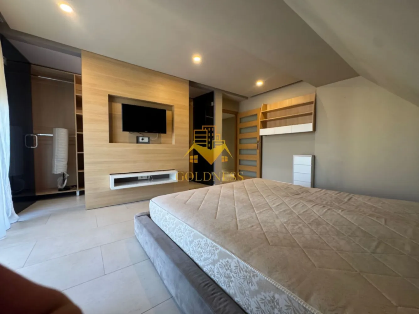 Penthouse, 3 camere, modern, parcare Manastur zona Campului, Mehedinti - GOLDNESS Imobiliare vă propune spre închiriere un apartament cu 3 camere complet mobilat și utilat, la etajul 2 într-un imobil de 2 etaje, în cartierul Manastur.
 
Apartamentul este compartimentat astfel:
 - dormitor cu pat matrimonial, dressing, noptiere

 - camera amenajata ca birou, spatiu pentru depozitare

 - living cu bucatarie open-space complet utilată, canapea extensibilă, loc de servit masa 

 - baie cu cada, calorifer port prosop inox și dulap pentru depozitare.

 - baie de serviciu 

 - 2 balcoane de 4 mp

Imobilul este dotat cu toate cele necesare- centrală proprie, mașină de spălat haine, frigider, plită electrică, hotă, etc. 
Se află în apropierea stațiilor de transport în comun, magazine, restaurante, spații verzi, farmacii, etc. 

Dispune de loc de parcare!

Dacă sunteți interesați de acest apartament și doriți să îl vizionați, dar și pentru alte oferte nu ezitați să ne contactați telefonic sau prin e-mail. Vă stăm la dispoziție!