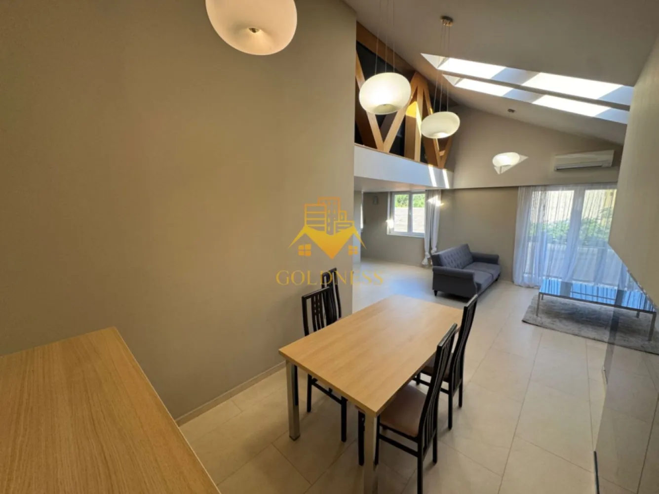 Penthouse, 3 camere, modern, parcare Manastur zona Campului, Mehedinti - GOLDNESS Imobiliare vă propune spre închiriere un apartament cu 3 camere complet mobilat și utilat, la etajul 2 într-un imobil de 2 etaje, în cartierul Manastur.
 
Apartamentul este compartimentat astfel:
 - dormitor cu pat matrimonial, dressing, noptiere

 - camera amenajata ca birou, spatiu pentru depozitare

 - living cu bucatarie open-space complet utilată, canapea extensibilă, loc de servit masa 

 - baie cu cada, calorifer port prosop inox și dulap pentru depozitare.

 - baie de serviciu 

 - 2 balcoane de 4 mp

Imobilul este dotat cu toate cele necesare- centrală proprie, mașină de spălat haine, frigider, plită electrică, hotă, etc. 
Se află în apropierea stațiilor de transport în comun, magazine, restaurante, spații verzi, farmacii, etc. 

Dispune de loc de parcare!

Dacă sunteți interesați de acest apartament și doriți să îl vizionați, dar și pentru alte oferte nu ezitați să ne contactați telefonic sau prin e-mail. Vă stăm la dispoziție!