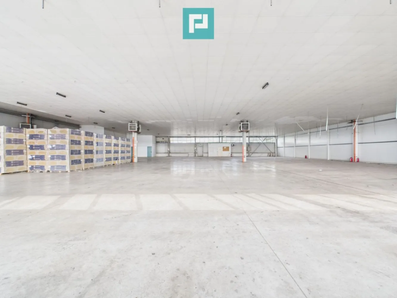 Spațiu depozitare 1.332 mp de închiriat în Ghiroda - Ai nevoie de un spațiu generos pentru depozitare sau logistică ? Îți propunem un spațiu industrial modern, tip open-space, cu o suprafață de 1,332 mp. Situat în zona Ghiroda – o locație strategică, cu acces rapid la Timișoara și principalele artere rutiere. ~ Detalii spațiu: • Suprafață totală ~ 1,332 mp • Înălțime hală ~ 7 m • Ușă acces ~ 3 x 3 m • Spațiu birouri ~ 33 mp • Compartimentare: Open space • Etaj: Parter • Acces direct din stradă ~ Facilități pentru afacerea ta: • Acces auto • Uși de acces industriale • Curent trifazic (380V) • 2 băi, 1 vestiar, 1 bucătărie • Locuri de parcare dedicate • Utilități complete (apă, canalizare, curent, iluminat stradal) • Acces rapid la șosea (străzi asfaltate și betonate) ~ Acest spațiu este ideal pentru: • Depozitare • Logistică • Distribuție • Firme de e-commerce • Companii de producție cu nevoie de stocare Pentru detalii suplimentare și vizionări: Marian Dobre – Consultant Imobiliar PropertyLab Timișoara Telefon: 0773 700 389 E-mail: marian.dobre@propertylab.ro Cod Proprietate: 2681959 }}