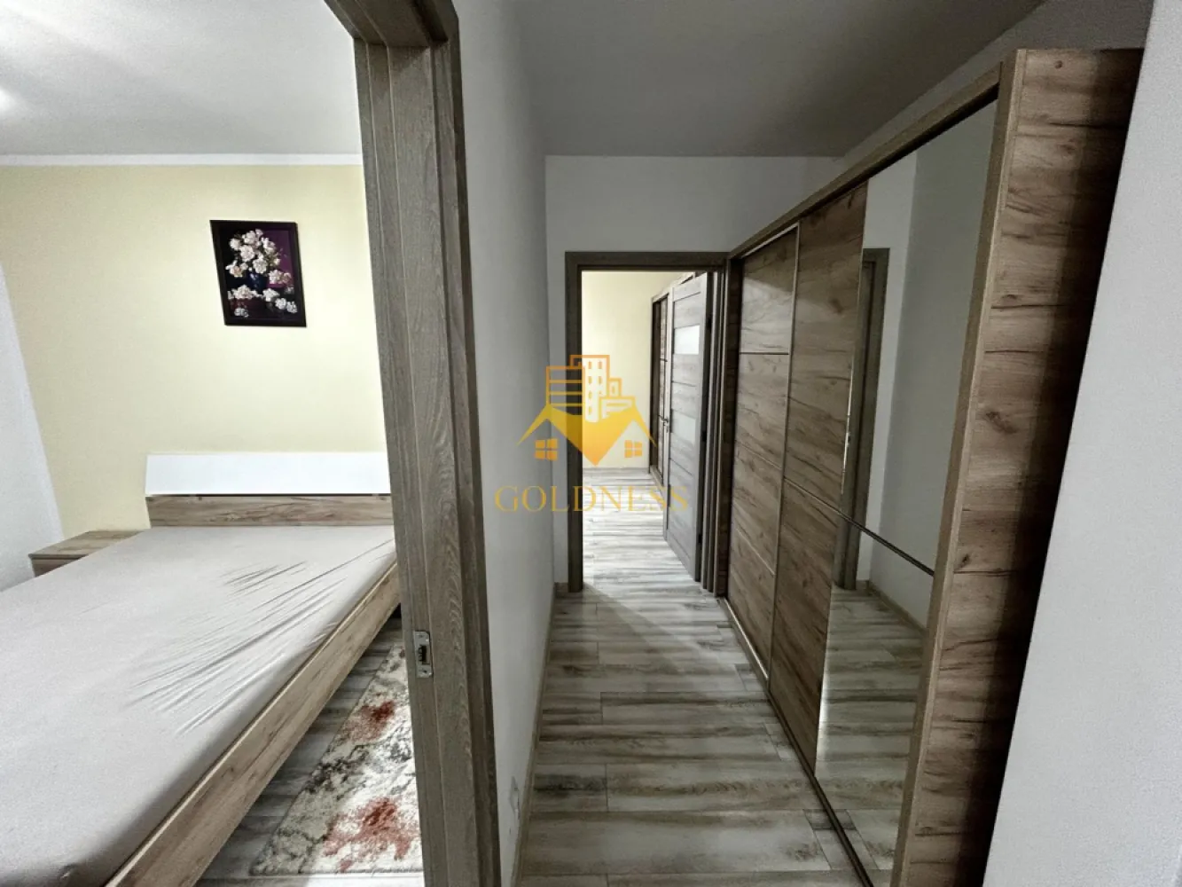 3 camere open space, Parcare, Modern, Eroilor, Storia Cucina, Floresti - GOLDNESS Imobiliare vă propune spre închiriere un apartament cu 3 camere complet mobilat și utilat, la etajul 3 într-un imobil de 5 etaje, în cartierul Floresti. 
Dispune de parcare subterana!

Apartamentul este compartimentat astfel:
 - dormitor cu pat matrimonial, dressing, noptiere
 - dormitor cu pat matrimonial, dressing, noptiere
 - living cu bucatarie open-space complet utilată, canapea extensibla, loc de servit masa 
 - baie cu cada, calorifer port prosop inox și dulap pentru depozitare.
 - balcon de 5 mp.

Imobilul este dotat cu toate cele necesare- centrală proprie, frigider, aragaz, hotă, mașină de spălat haine, tv, etc. 

Dacă sunteți interesați de acest apartament și doriți să îl vizionați, dar și pentru alte oferte nu ezitați să ne contactați telefonic sau prin e-mail. Vă stăm la dispoziție!
Pentru intermediere se percepe un comision de 50% din prețul chiriei!