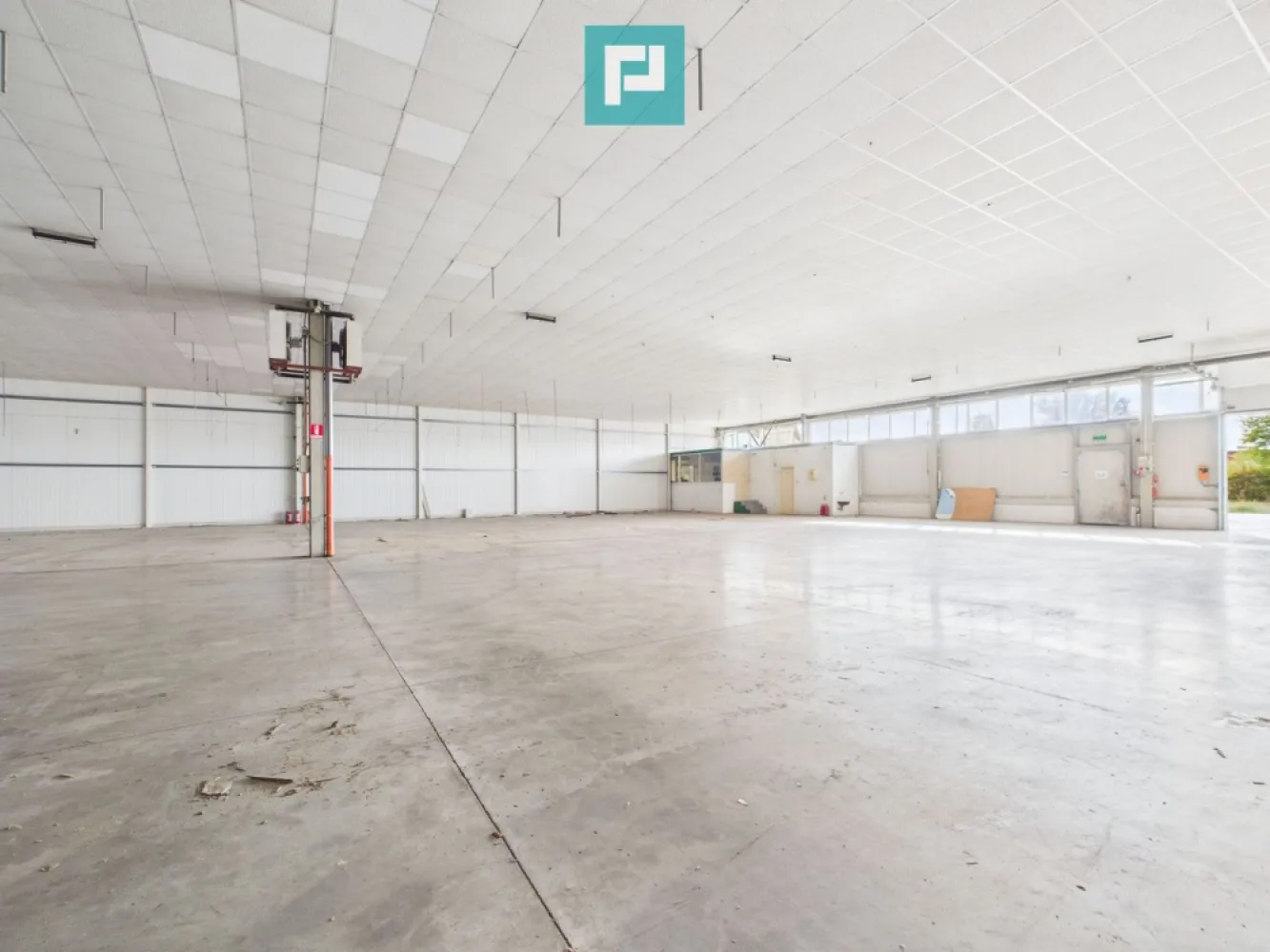 Spațiu depozitare 1.332 mp de închiriat în Ghiroda - Ai nevoie de un spațiu generos pentru depozitare sau logistică ? Îți propunem un spațiu industrial modern, tip open-space, cu o suprafață de 1,332 mp. Situat în zona Ghiroda – o locație strategică, cu acces rapid la Timișoara și principalele artere rutiere. ~ Detalii spațiu: • Suprafață totală ~ 1,332 mp • Înălțime hală ~ 7 m • Ușă acces ~ 3 x 3 m • Spațiu birouri ~ 33 mp • Compartimentare: Open space • Etaj: Parter • Acces direct din stradă ~ Facilități pentru afacerea ta: • Acces auto • Uși de acces industriale • Curent trifazic (380V) • 2 băi, 1 vestiar, 1 bucătărie • Locuri de parcare dedicate • Utilități complete (apă, canalizare, curent, iluminat stradal) • Acces rapid la șosea (străzi asfaltate și betonate) ~ Acest spațiu este ideal pentru: • Depozitare • Logistică • Distribuție • Firme de e-commerce • Companii de producție cu nevoie de stocare Pentru detalii suplimentare și vizionări: Marian Dobre – Consultant Imobiliar PropertyLab Timișoara Telefon: 0773 700 389 E-mail: marian.dobre@propertylab.ro Cod Proprietate: 2681959 }}