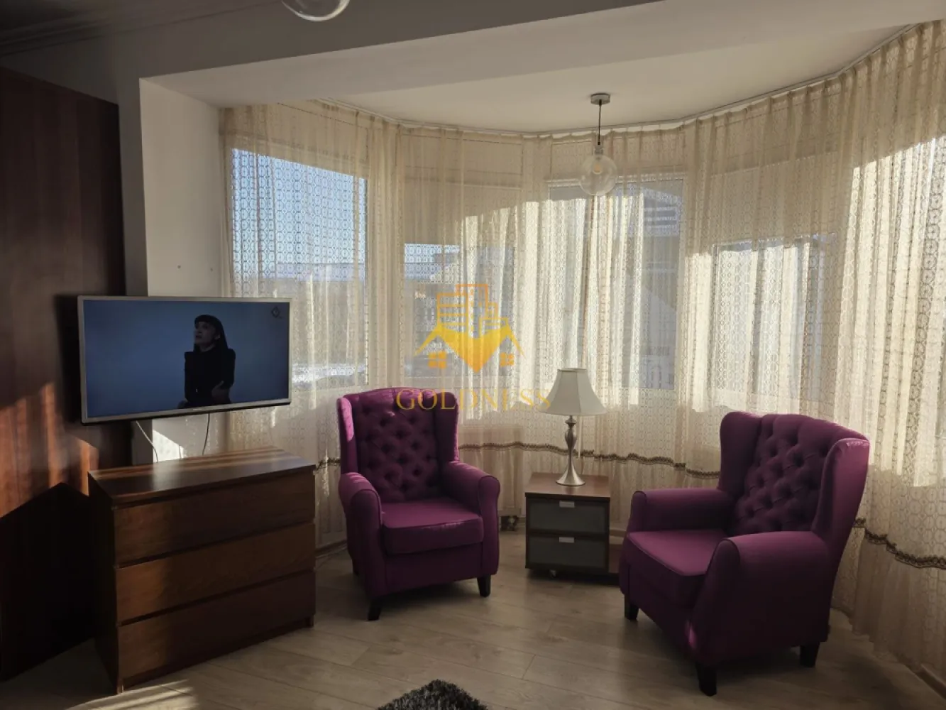 3 camere, open space, mobilat modern, parcare, Buna Ziua, Leroy Merlin - GOLDNESS Imobiliare vă propune spre închiriere un apartament cu 3 camere, complet mobilat și utilat, la etajul 1 într-un imobil de 2 etaje, în cartierul Buna Ziua Apartamentul este compartimentat astfel:
 Dispune de loc de parcare !
 - dormitor cu pat matrimonial, dressing, noptiere, TV
 - dormitor cu canapea extensibila, birou
 - living cu bucatarie open-space, canapea extensibla, loc de luat masa 
 - baie cu vană, calorifer port prosop inox și dulap pentru depozitare.
 - bucătăria complet utilată. 

 - Imobilul este dotat cu toate cele necesare- centrală proprie, mașină de spălat haine, frigider, plită electrică, hotă, TV, etc. 

Se află în apropierea stațiilor de transport în comun, magazine, restaurante, spații verzi, farmacii, etc. 

Dacă sunteți interesați de acest apartament și doriți să îl vizionați, dar și pentru alte oferte sau detalii nu ezitați să ne contactați telefonic sau prin e-mail - goldnessimobiliare@gmail.com. Vă stăm la dispoziție!