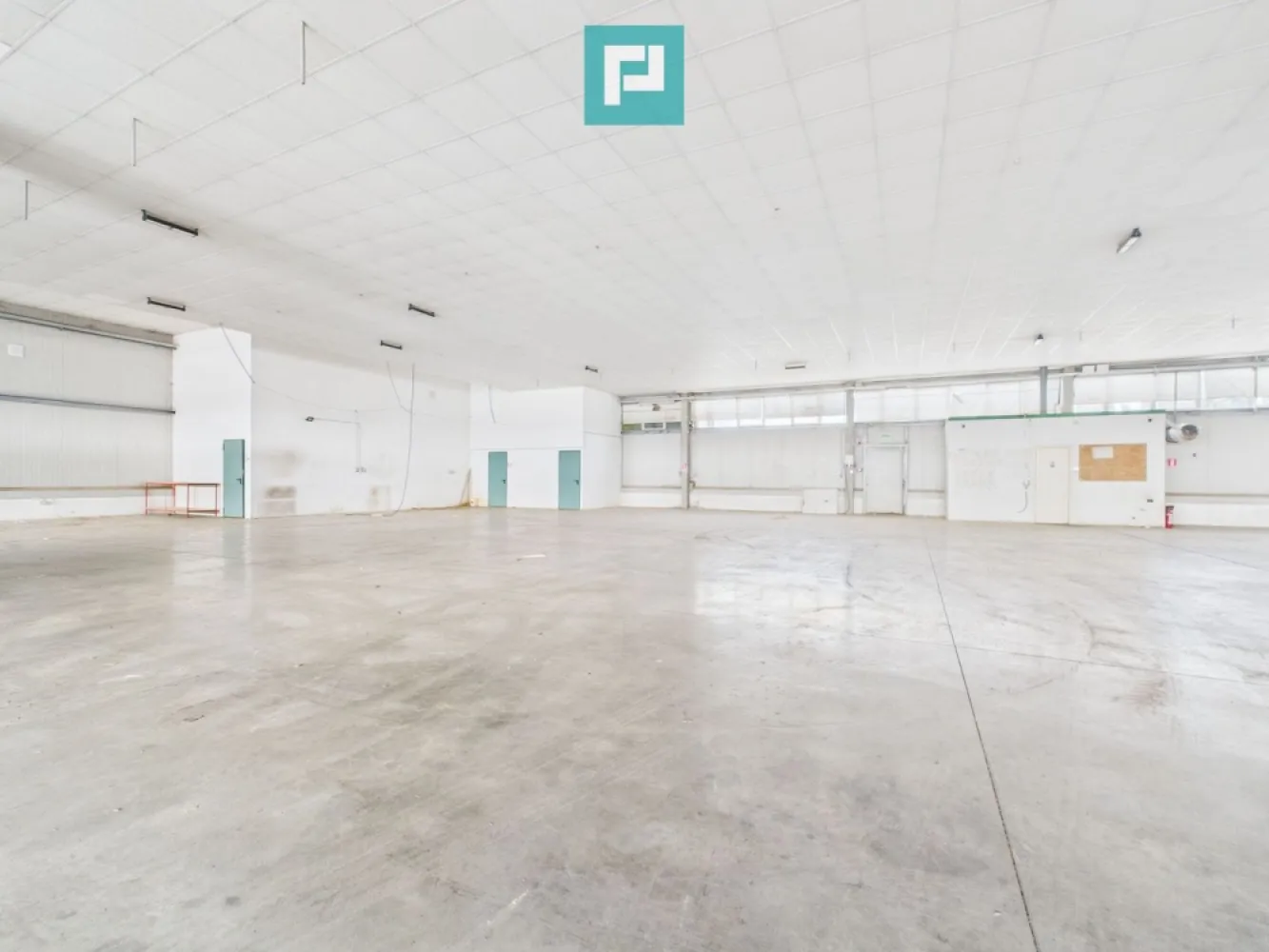 Spațiu depozitare 1.332 mp de închiriat în Ghiroda - Ai nevoie de un spațiu generos pentru depozitare sau logistică ? Îți propunem un spațiu industrial modern, tip open-space, cu o suprafață de 1,332 mp. Situat în zona Ghiroda – o locație strategică, cu acces rapid la Timișoara și principalele artere rutiere. ~ Detalii spațiu: • Suprafață totală ~ 1,332 mp • Înălțime hală ~ 7 m • Ușă acces ~ 3 x 3 m • Spațiu birouri ~ 33 mp • Compartimentare: Open space • Etaj: Parter • Acces direct din stradă ~ Facilități pentru afacerea ta: • Acces auto • Uși de acces industriale • Curent trifazic (380V) • 2 băi, 1 vestiar, 1 bucătărie • Locuri de parcare dedicate • Utilități complete (apă, canalizare, curent, iluminat stradal) • Acces rapid la șosea (străzi asfaltate și betonate) ~ Acest spațiu este ideal pentru: • Depozitare • Logistică • Distribuție • Firme de e-commerce • Companii de producție cu nevoie de stocare Pentru detalii suplimentare și vizionări: Marian Dobre – Consultant Imobiliar PropertyLab Timișoara Telefon: 0773 700 389 E-mail: marian.dobre@propertylab.ro Cod Proprietate: 2681959 }}