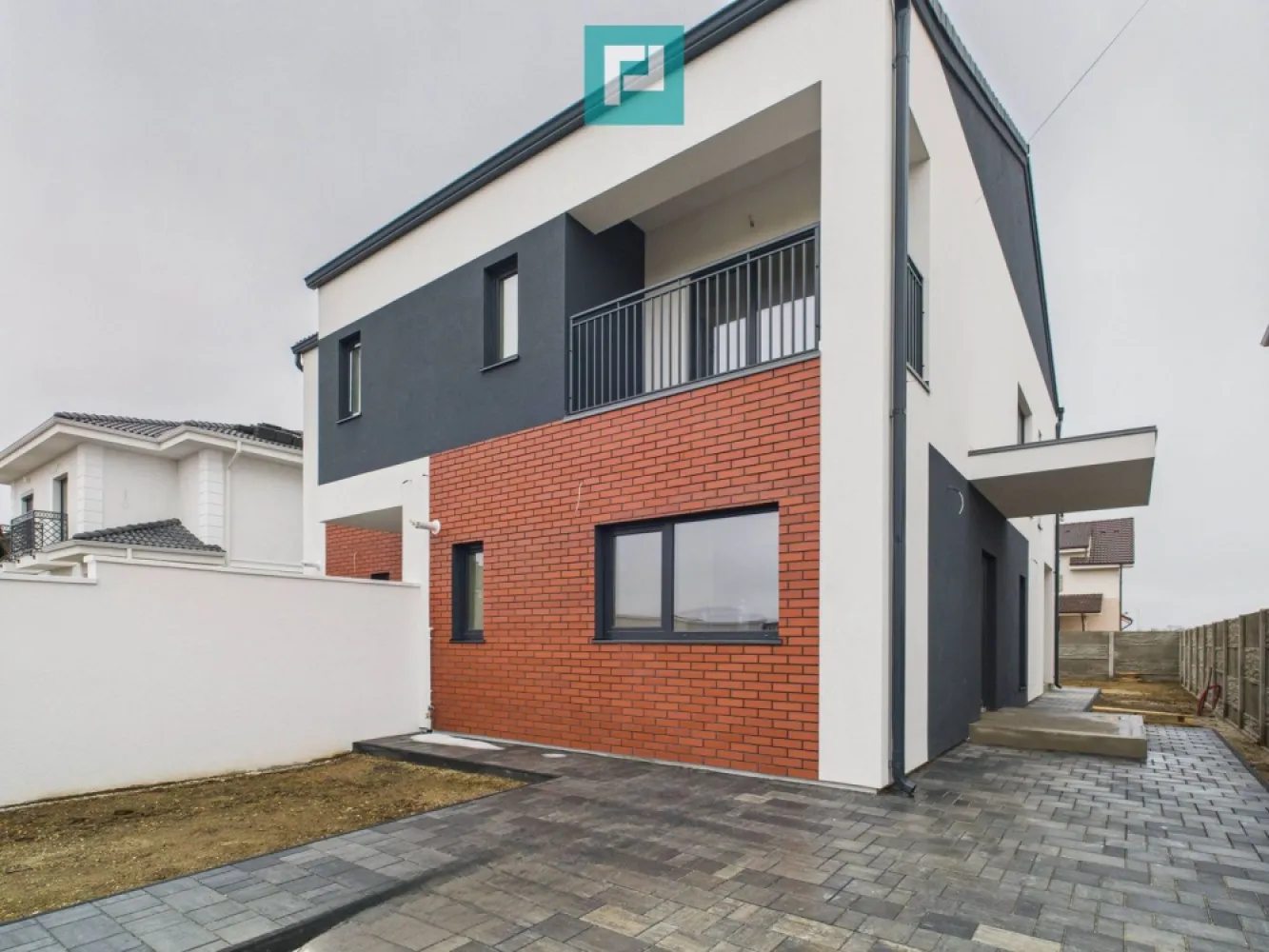 Duplex modern cu etaj si pod 164 mp in Urseni - Duplex modern și primitor, conceput pentru a oferi echilibru între eleganță, funcționalitate și durabilitate. Spații generoase și bine gândite: Parter: 45 mp – locul ideal pentru zona de zi, unde familia se adună. Etaj: 72 mp – camere luminoase, perfecte pentru odihnă și intimitate. Pod: 72 mp – izolat cu spumă poliuretanică, cu multiple posibilități de utilizare. Terasă de 20 mp – un colț de relaxare în aer liber. Confort și tehnologie modernă: Încălzire în pardoseală cu țeavă pex-penta cupru (garanție 50 ani). Centrală Ariston cu Wi-Fi – controlezi căldura direct de pe telefon. Geamuri Tripan Salamander Premium și tencuială Baumit – izolare și design premium. Poartă automatizată și curent trifazic – pregătit și pentru încărcarea mașinii electrice. Siguranță și durabilitate: Perete comun de 50 cm între cele două unități, pentru un confort termic și fonic sporit. Izolație cu polistiren EPS 80 și decorativă Sân Marco Premium. Țiglă Bramac și acoperiș pregătit pentru montarea panourilor fotovoltaice. Detalii care fac diferența: Arhitectura modernă, cu volumetrii echilibrate și finisaje armonizate prin klinker și decorativă. Curte amenajată, gard din bolțari și spațiu de trecere cu mașina între casă și vecin. Posibilitatea de a alege finisajele interioare dacă achiziționezi la stadiul de alb. Un loc unde designul, tehnologia și calitatea materialelor se îmbină pentru a crea o casă în care să te simți cu adevărat acasă. Consultant imobiliar : Laurentiu Caraman Telefon : 0721824896 Email : laurentiu.caraman@propertylab.ro CP2667409 }}