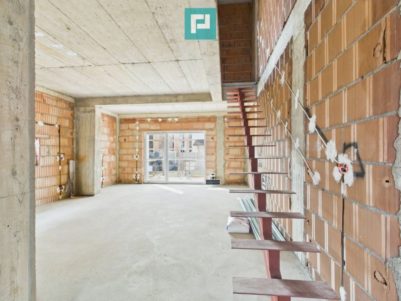 Duplex modern cu etaj si pod 164 mp in Urseni - Duplex modern și primitor, conceput pentru a oferi echilibru între eleganță, funcționalitate și durabilitate. Spații generoase și bine gândite: Parter: 45 mp – locul ideal pentru zona de zi, unde familia se adună. Etaj: 72 mp – camere luminoase, perfecte pentru odihnă și intimitate. Pod: 72 mp – izolat cu spumă poliuretanică, cu multiple posibilități de utilizare. Terasă de 20 mp – un colț de relaxare în aer liber. Confort și tehnologie modernă: Încălzire în pardoseală cu țeavă pex-penta cupru (garanție 50 ani). Centrală Ariston cu Wi-Fi – controlezi căldura direct de pe telefon. Geamuri Tripan Salamander Premium și tencuială Baumit – izolare și design premium. Poartă automatizată și curent trifazic – pregătit și pentru încărcarea mașinii electrice. Siguranță și durabilitate: Perete comun de 50 cm între cele două unități, pentru un confort termic și fonic sporit. Izolație cu polistiren EPS 80 și decorativă Sân Marco Premium. Țiglă Bramac și acoperiș pregătit pentru montarea panourilor fotovoltaice. Detalii care fac diferența: Arhitectura modernă, cu volumetrii echilibrate și finisaje armonizate prin klinker și decorativă. Curte amenajată, gard din bolțari și spațiu de trecere cu mașina între casă și vecin. Posibilitatea de a alege finisajele interioare dacă achiziționezi la stadiul de alb. Un loc unde designul, tehnologia și calitatea materialelor se îmbină pentru a crea o casă în care să te simți cu adevărat acasă. Consultant imobiliar : Laurentiu Caraman Telefon : 0721824896 Email : laurentiu.caraman@propertylab.ro CP2667409 }}