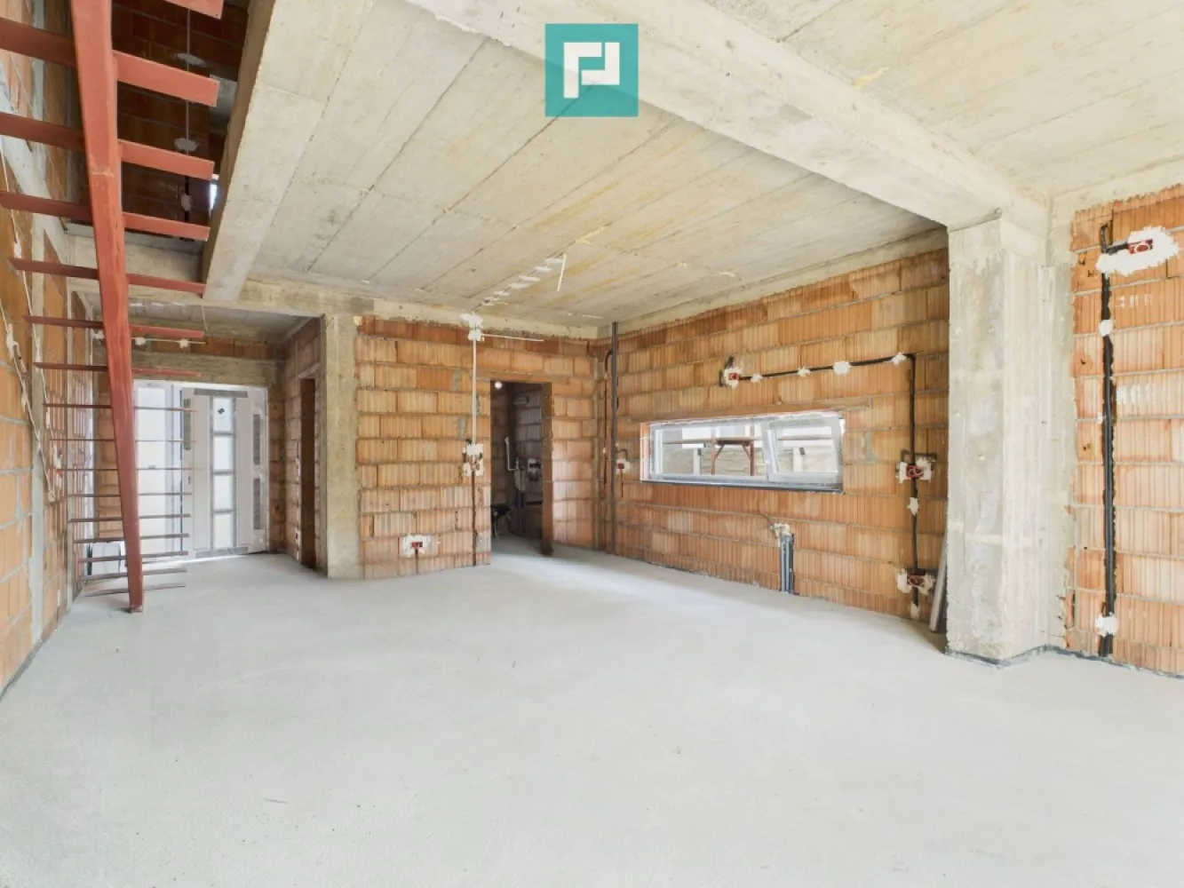 Duplex modern cu etaj si pod 164 mp in Urseni - Duplex modern și primitor, conceput pentru a oferi echilibru între eleganță, funcționalitate și durabilitate. Spații generoase și bine gândite: Parter: 45 mp – locul ideal pentru zona de zi, unde familia se adună. Etaj: 72 mp – camere luminoase, perfecte pentru odihnă și intimitate. Pod: 72 mp – izolat cu spumă poliuretanică, cu multiple posibilități de utilizare. Terasă de 20 mp – un colț de relaxare în aer liber. Confort și tehnologie modernă: Încălzire în pardoseală cu țeavă pex-penta cupru (garanție 50 ani). Centrală Ariston cu Wi-Fi – controlezi căldura direct de pe telefon. Geamuri Tripan Salamander Premium și tencuială Baumit – izolare și design premium. Poartă automatizată și curent trifazic – pregătit și pentru încărcarea mașinii electrice. Siguranță și durabilitate: Perete comun de 50 cm între cele două unități, pentru un confort termic și fonic sporit. Izolație cu polistiren EPS 80 și decorativă Sân Marco Premium. Țiglă Bramac și acoperiș pregătit pentru montarea panourilor fotovoltaice. Detalii care fac diferența: Arhitectura modernă, cu volumetrii echilibrate și finisaje armonizate prin klinker și decorativă. Curte amenajată, gard din bolțari și spațiu de trecere cu mașina între casă și vecin. Posibilitatea de a alege finisajele interioare dacă achiziționezi la stadiul de alb. Un loc unde designul, tehnologia și calitatea materialelor se îmbină pentru a crea o casă în care să te simți cu adevărat acasă. Consultant imobiliar : Laurentiu Caraman Telefon : 0721824896 Email : laurentiu.caraman@propertylab.ro CP2667409 }}