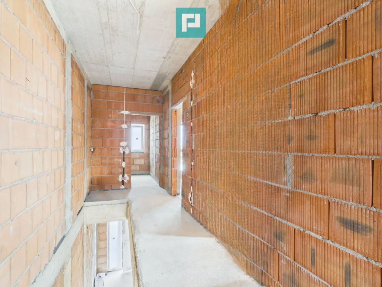 Duplex modern cu etaj si pod 164 mp in Urseni - Duplex modern și primitor, conceput pentru a oferi echilibru între eleganță, funcționalitate și durabilitate. Spații generoase și bine gândite: Parter: 45 mp – locul ideal pentru zona de zi, unde familia se adună. Etaj: 72 mp – camere luminoase, perfecte pentru odihnă și intimitate. Pod: 72 mp – izolat cu spumă poliuretanică, cu multiple posibilități de utilizare. Terasă de 20 mp – un colț de relaxare în aer liber. Confort și tehnologie modernă: Încălzire în pardoseală cu țeavă pex-penta cupru (garanție 50 ani). Centrală Ariston cu Wi-Fi – controlezi căldura direct de pe telefon. Geamuri Tripan Salamander Premium și tencuială Baumit – izolare și design premium. Poartă automatizată și curent trifazic – pregătit și pentru încărcarea mașinii electrice. Siguranță și durabilitate: Perete comun de 50 cm între cele două unități, pentru un confort termic și fonic sporit. Izolație cu polistiren EPS 80 și decorativă Sân Marco Premium. Țiglă Bramac și acoperiș pregătit pentru montarea panourilor fotovoltaice. Detalii care fac diferența: Arhitectura modernă, cu volumetrii echilibrate și finisaje armonizate prin klinker și decorativă. Curte amenajată, gard din bolțari și spațiu de trecere cu mașina între casă și vecin. Posibilitatea de a alege finisajele interioare dacă achiziționezi la stadiul de alb. Un loc unde designul, tehnologia și calitatea materialelor se îmbină pentru a crea o casă în care să te simți cu adevărat acasă. Consultant imobiliar : Laurentiu Caraman Telefon : 0721824896 Email : laurentiu.caraman@propertylab.ro CP2667409 }}