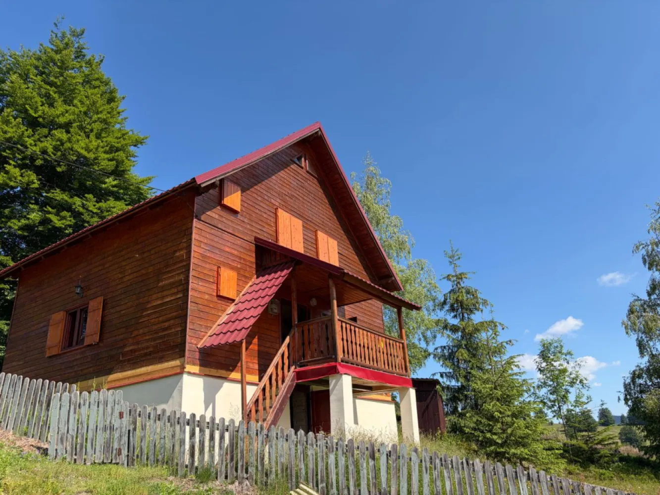 Cabană, 3 dormitoare, Arieseni, vedere panoramică. 75 000 E (neg) - De vânzare: Cabană din lemn, în Arieșeni (sat Bubești) – vedere panoramică. P+ M, teren 270 mp, SU 112 mp, 3 dormitoare, 2 băi, utilitati. 75 000 Euro, negociabil. Comision 0.

Cabană din lemn, construită cu grijă în 2006, refugiul perfect în inima Apusenilor, fie că o vrei pentru tine, fie ca investiție turistică.

Configurație Excelentă (P+M): Suprafață desfășurată de 112 mp.
Spațiu Interior: 3 dormitoare decomandate (unul la parter, două la etaj).
O bucătărie generoasă cu loc de servit masa.
2 Băi
2 Holuri
Terasa exterioară, locul perfect pentru cafeaua de dimineață cu o splendidă privire spre răsărit.

Dotări și utilități:
Sistem de încălzire: Centrală pe lemne eficientă, amplasată într-o anexă separată (fără praf sau zgomot în casă).
Apă caldă: Boiler electric inclus.
Utilități complete: Conectată la rețeaua de apă și curent electric.
Teren: Suprafață de 270 mp.

Locație: Arieșeni, sat Bubești – zonă liniștită, ferită de agitație, dar cu acces la frumusețile zonei.

Contact: Flavius Bunoiu 0751 254 234