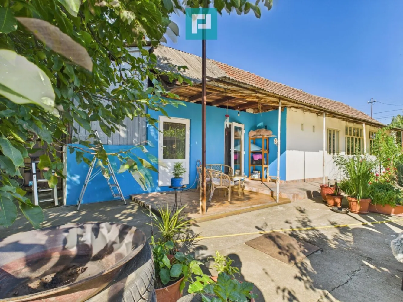 Casă 4 camere centru Vinga - Property Lab Arad vă propune o casă situată pe strada principală din Vinga, per un teren de 1170 mp, cu front stradal de peste 15 m. Casa a fost construită în 1981 dar au fost făcute modernizări ulterioare şi este în stare foarte bună. Suprafaţa utilă a casei este de 100 mp şi este formată din 4 camere, bucătărie, cămară alimente, baie, cameră tehnică cu C.T. pe gaz şi o pivniţă. Este realizată din cărămidă şi (o parte) din văiugă. Şarpanta este din lemn iar învelitoarea din ţiglă. Ferestrele exterioare sunt tradiţionale, duble, din lemn iar ferestrele interioare şi uşile din PVC. Pardoselile sunt din parchet laminat şi gresie iar pereţii sunt finisaţi cu vopsea lavabilă şi faianţă. Casa este racordată la reţelele de curent, apă şi gaz metan iar canalizarea este la pristerul din curte. Încălzirea este asigurată prin centrala tehnică pe gaz şi calorifere din oţel racordate cu ţevi din cupru. Este mobilată şi utilată cu plită şi cuptor pe gaz, frigider, combină frigorifică, maşină de spălat rufe. În curte, pe lângă o platformă betonată pentru parcarea un autoturism, beneficiaţi de un spaţiu cu iarbă şi flori, un nuc imens, un balansoar din lemn dar şi de o terasă acoperită, cu măsuţă şi fotolii de grădină, pentru odihnă şi recreere. În spatele curţii aveţi o grădină generoasă de 586 mp cu pomi fructiferi şi grădină de zarzavaturi. Dacă vă doriţi o casă într-o zonă rurală liniştită, cu aer curat dar la doar 20 km de Arad, locuibilă imediat, nu ezitaţi să ne contactaţi. Victor Nedelcu – Consultant imobiliar Property Lab Tel: +40 744 772 772 – E.mail: victor.nedelcu@propertylab.ro sau Radu Mitran – Consultant imobiliar Property Lab Tel: +40 751 621 035 – E.mail: radu.mitran@propertylab.ro CP2658349 }}