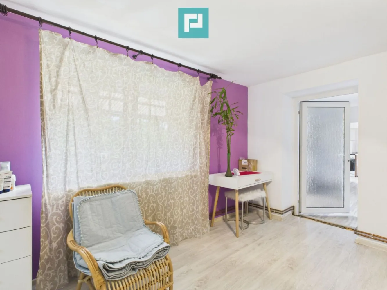 Casă 4 camere centru Vinga - Property Lab Arad vă propune o casă situată pe strada principală din Vinga, per un teren de 1170 mp, cu front stradal de peste 15 m. Casa a fost construită în 1981 dar au fost făcute modernizări ulterioare şi este în stare foarte bună. Suprafaţa utilă a casei este de 100 mp şi este formată din 4 camere, bucătărie, cămară alimente, baie, cameră tehnică cu C.T. pe gaz şi o pivniţă. Este realizată din cărămidă şi (o parte) din văiugă. Şarpanta este din lemn iar învelitoarea din ţiglă. Ferestrele exterioare sunt tradiţionale, duble, din lemn iar ferestrele interioare şi uşile din PVC. Pardoselile sunt din parchet laminat şi gresie iar pereţii sunt finisaţi cu vopsea lavabilă şi faianţă. Casa este racordată la reţelele de curent, apă şi gaz metan iar canalizarea este la pristerul din curte. Încălzirea este asigurată prin centrala tehnică pe gaz şi calorifere din oţel racordate cu ţevi din cupru. Este mobilată şi utilată cu plită şi cuptor pe gaz, frigider, combină frigorifică, maşină de spălat rufe. În curte, pe lângă o platformă betonată pentru parcarea un autoturism, beneficiaţi de un spaţiu cu iarbă şi flori, un nuc imens, un balansoar din lemn dar şi de o terasă acoperită, cu măsuţă şi fotolii de grădină, pentru odihnă şi recreere. În spatele curţii aveţi o grădină generoasă de 586 mp cu pomi fructiferi şi grădină de zarzavaturi. Dacă vă doriţi o casă într-o zonă rurală liniştită, cu aer curat dar la doar 20 km de Arad, locuibilă imediat, nu ezitaţi să ne contactaţi. Victor Nedelcu – Consultant imobiliar Property Lab Tel: +40 744 772 772 – E.mail: victor.nedelcu@propertylab.ro sau Radu Mitran – Consultant imobiliar Property Lab Tel: +40 751 621 035 – E.mail: radu.mitran@propertylab.ro CP2658349 }}