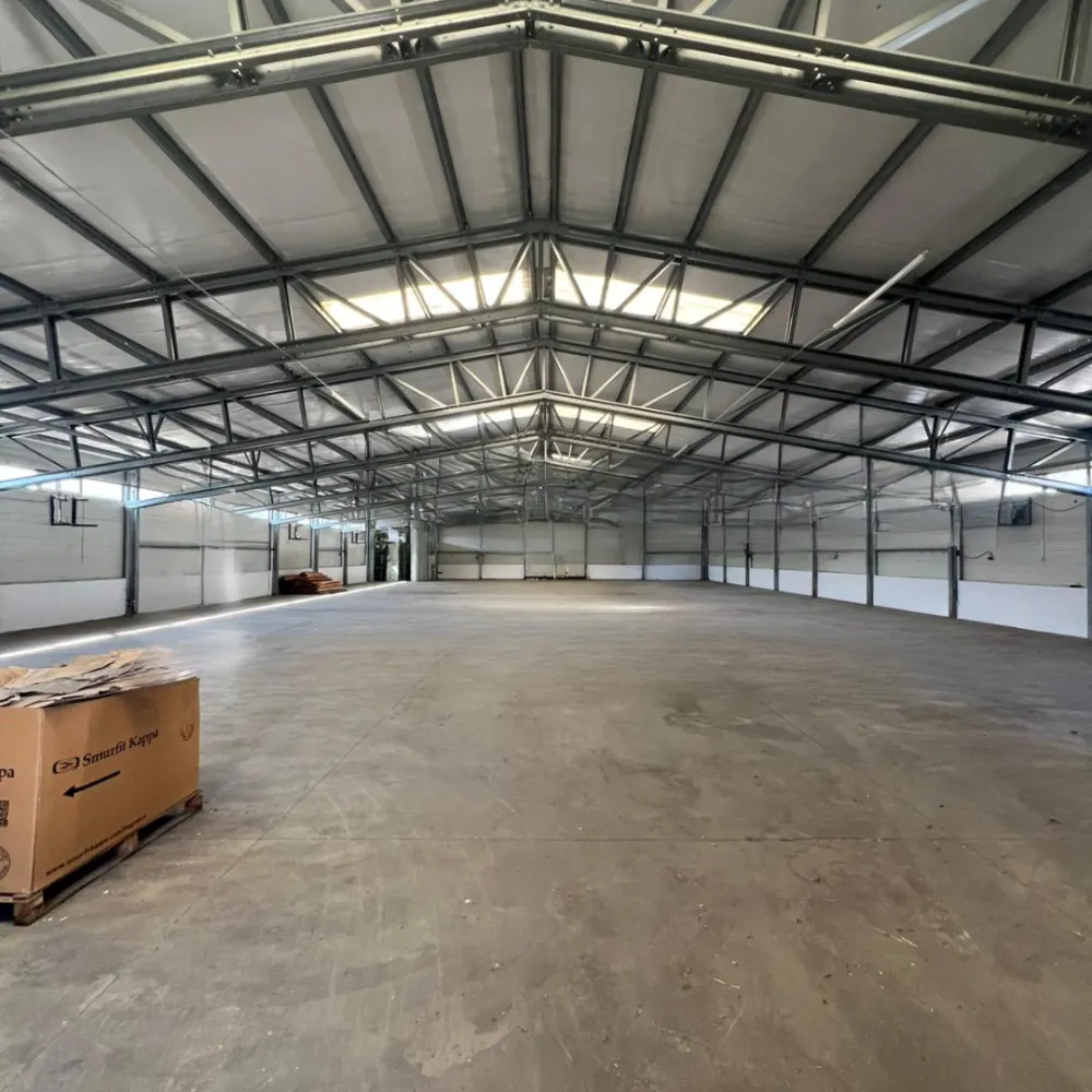 Hală industrială de INCHIRIAT – Tălmaciu Central - Se închiriază hală spațioasă, 938 mp construiți, situată pe un teren generos de 2.400 mp, cu acces direct la DN – poziție excelentă pentru vizibilitate și logistică. Utilități complete: gaz, curent 220V și trifazic, apă, canalizare, internet Dotări moderne: camere video, gard împrejmuitor, două intrări pentru acces facil Încălzire eficientă: turbo-suflante pe gaz Multiple posibilități de utilizare: producție, depozit, logistică, servicii sau alte activități comerciale Localizare: Tălmaciu Central – zonă strategică, acces rapid către Sibiu și infrastructura rutieră principală. Preț: 3.500 EUR / lună }}