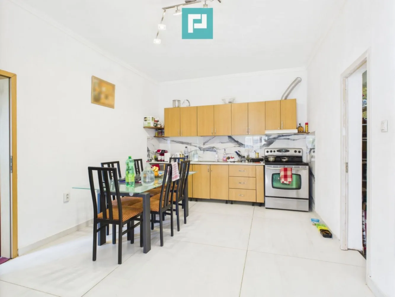 Casă zona centrală Arad - Property Lab vă oferă o proprietate cu mare potenţial de dezvoltare situată în Arad, str. A. Şaguna, aproape de intersecţia cu str. Dorobanţi. Proprietatea, cu un teren total de 1015 mp, conţine un imobil S+P+E la front stradal şi 3 corpuri parter în curte. Suprafaţa utilă totală a construcţiilor existente este de circa 900 mp. Imobilul cu 3 nivele de la stradă şi unul din corpurile parter din curte sunt de demolat, în vederea realizării unei noi investiţii (rezidenţială, comercială, servicii, HoReCa sau mixtă). Cele 2 corpuri locuibile sunt: Corpul 1: bucătărie cu sufragerie, cameră, dressing, baie cu cadă hidromasaj, cămară alimente (S.utilă 80,7 mp) şi o terasă foarte generoasă acoperită, este din cărămidă, şarpantă din lemn şi ţiglă ceramică. Uşa exterioară şi ferestrele sunt din PVC cu geam dublu iar uşile interioare sunt din panouri lemn/similar. Pardoseala din gresie şi mochetă. Încălzirea se face prin clima card/rece şi calorifere electrice. Corpul 2: cameră cu bucătărie, baie cu duş şi mic depozit cu lavoar (S. utilă 19,3 mp) este din cărămidă, şarpantă din lemn şi învelitoare din ţiglă ceramică. Uşile şi ferestre sunt din PVC cu geam dublu, pardoseala din gresie. Încălzirea se face prin calorifere electrice. Proprietatea este racordată la reţelele de energie electrică, apă potabilă şi canalizare iar reţeaua de gaz metan este la stradă. Demolarea imobilelor va crea spaţiu realizării unei noi investiţii, cu regim maxim de înălţime de P+2+M. Vă stăm la dispoziţie cu alte informaţii şi pentru o vizită asistată. Victor Nedelcu – Consultant imobiliar Property Lab Tel: +40 744 772 772 – E.mail: victor.nedelcu@propertylab.ro sau Radu Mitran – Consultant imobiliar Property Lab Tel: +40 751 621 035 – E.mail: radu.mitran@propertylab.ro CP2656465 }}