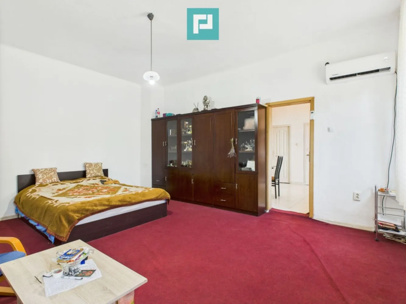 Casă zona centrală Arad - Property Lab vă oferă o proprietate cu mare potenţial de dezvoltare situată în Arad, str. A. Şaguna, aproape de intersecţia cu str. Dorobanţi. Proprietatea, cu un teren total de 1015 mp, conţine un imobil S+P+E la front stradal şi 3 corpuri parter în curte. Suprafaţa utilă totală a construcţiilor existente este de circa 900 mp. Imobilul cu 3 nivele de la stradă şi unul din corpurile parter din curte sunt de demolat, în vederea realizării unei noi investiţii (rezidenţială, comercială, servicii, HoReCa sau mixtă). Cele 2 corpuri locuibile sunt: Corpul 1: bucătărie cu sufragerie, cameră, dressing, baie cu cadă hidromasaj, cămară alimente (S.utilă 80,7 mp) şi o terasă foarte generoasă acoperită, este din cărămidă, şarpantă din lemn şi ţiglă ceramică. Uşa exterioară şi ferestrele sunt din PVC cu geam dublu iar uşile interioare sunt din panouri lemn/similar. Pardoseala din gresie şi mochetă. Încălzirea se face prin clima card/rece şi calorifere electrice. Corpul 2: cameră cu bucătărie, baie cu duş şi mic depozit cu lavoar (S. utilă 19,3 mp) este din cărămidă, şarpantă din lemn şi învelitoare din ţiglă ceramică. Uşile şi ferestre sunt din PVC cu geam dublu, pardoseala din gresie. Încălzirea se face prin calorifere electrice. Proprietatea este racordată la reţelele de energie electrică, apă potabilă şi canalizare iar reţeaua de gaz metan este la stradă. Demolarea imobilelor va crea spaţiu realizării unei noi investiţii, cu regim maxim de înălţime de P+2+M. Vă stăm la dispoziţie cu alte informaţii şi pentru o vizită asistată. Victor Nedelcu – Consultant imobiliar Property Lab Tel: +40 744 772 772 – E.mail: victor.nedelcu@propertylab.ro sau Radu Mitran – Consultant imobiliar Property Lab Tel: +40 751 621 035 – E.mail: radu.mitran@propertylab.ro CP2656465 }}