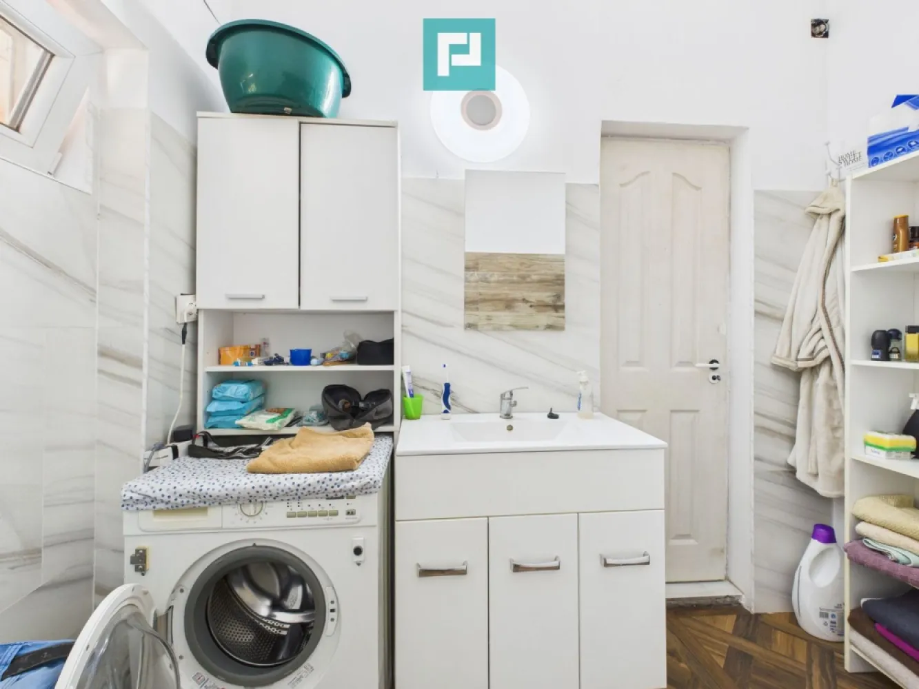 Casă zona centrală Arad - Property Lab vă oferă o proprietate cu mare potenţial de dezvoltare situată în Arad, str. A. Şaguna, aproape de intersecţia cu str. Dorobanţi. Proprietatea, cu un teren total de 1015 mp, conţine un imobil S+P+E la front stradal şi 3 corpuri parter în curte. Suprafaţa utilă totală a construcţiilor existente este de circa 900 mp. Imobilul cu 3 nivele de la stradă şi unul din corpurile parter din curte sunt de demolat, în vederea realizării unei noi investiţii (rezidenţială, comercială, servicii, HoReCa sau mixtă). Cele 2 corpuri locuibile sunt: Corpul 1: bucătărie cu sufragerie, cameră, dressing, baie cu cadă hidromasaj, cămară alimente (S.utilă 80,7 mp) şi o terasă foarte generoasă acoperită, este din cărămidă, şarpantă din lemn şi ţiglă ceramică. Uşa exterioară şi ferestrele sunt din PVC cu geam dublu iar uşile interioare sunt din panouri lemn/similar. Pardoseala din gresie şi mochetă. Încălzirea se face prin clima card/rece şi calorifere electrice. Corpul 2: cameră cu bucătărie, baie cu duş şi mic depozit cu lavoar (S. utilă 19,3 mp) este din cărămidă, şarpantă din lemn şi învelitoare din ţiglă ceramică. Uşile şi ferestre sunt din PVC cu geam dublu, pardoseala din gresie. Încălzirea se face prin calorifere electrice. Proprietatea este racordată la reţelele de energie electrică, apă potabilă şi canalizare iar reţeaua de gaz metan este la stradă. Demolarea imobilelor va crea spaţiu realizării unei noi investiţii, cu regim maxim de înălţime de P+2+M. Vă stăm la dispoziţie cu alte informaţii şi pentru o vizită asistată. Victor Nedelcu – Consultant imobiliar Property Lab Tel: +40 744 772 772 – E.mail: victor.nedelcu@propertylab.ro sau Radu Mitran – Consultant imobiliar Property Lab Tel: +40 751 621 035 – E.mail: radu.mitran@propertylab.ro CP2656465 }}