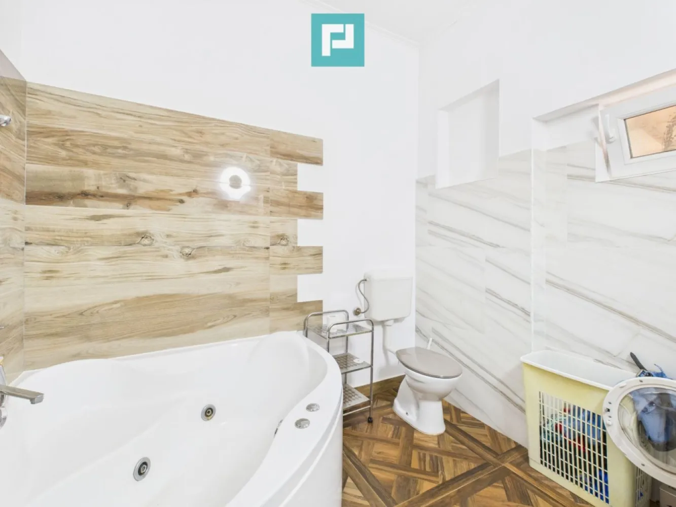 Casă zona centrală Arad - Property Lab vă oferă o proprietate cu mare potenţial de dezvoltare situată în Arad, str. A. Şaguna, aproape de intersecţia cu str. Dorobanţi. Proprietatea, cu un teren total de 1015 mp, conţine un imobil S+P+E la front stradal şi 3 corpuri parter în curte. Suprafaţa utilă totală a construcţiilor existente este de circa 900 mp. Imobilul cu 3 nivele de la stradă şi unul din corpurile parter din curte sunt de demolat, în vederea realizării unei noi investiţii (rezidenţială, comercială, servicii, HoReCa sau mixtă). Cele 2 corpuri locuibile sunt: Corpul 1: bucătărie cu sufragerie, cameră, dressing, baie cu cadă hidromasaj, cămară alimente (S.utilă 80,7 mp) şi o terasă foarte generoasă acoperită, este din cărămidă, şarpantă din lemn şi ţiglă ceramică. Uşa exterioară şi ferestrele sunt din PVC cu geam dublu iar uşile interioare sunt din panouri lemn/similar. Pardoseala din gresie şi mochetă. Încălzirea se face prin clima card/rece şi calorifere electrice. Corpul 2: cameră cu bucătărie, baie cu duş şi mic depozit cu lavoar (S. utilă 19,3 mp) este din cărămidă, şarpantă din lemn şi învelitoare din ţiglă ceramică. Uşile şi ferestre sunt din PVC cu geam dublu, pardoseala din gresie. Încălzirea se face prin calorifere electrice. Proprietatea este racordată la reţelele de energie electrică, apă potabilă şi canalizare iar reţeaua de gaz metan este la stradă. Demolarea imobilelor va crea spaţiu realizării unei noi investiţii, cu regim maxim de înălţime de P+2+M. Vă stăm la dispoziţie cu alte informaţii şi pentru o vizită asistată. Victor Nedelcu – Consultant imobiliar Property Lab Tel: +40 744 772 772 – E.mail: victor.nedelcu@propertylab.ro sau Radu Mitran – Consultant imobiliar Property Lab Tel: +40 751 621 035 – E.mail: radu.mitran@propertylab.ro CP2656465 }}