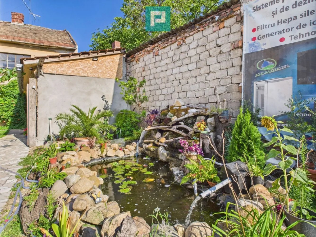 Casă zona centrală Arad - Property Lab vă oferă o proprietate cu mare potenţial de dezvoltare situată în Arad, str. A. Şaguna, aproape de intersecţia cu str. Dorobanţi. Proprietatea, cu un teren total de 1015 mp, conţine un imobil S+P+E la front stradal şi 3 corpuri parter în curte. Suprafaţa utilă totală a construcţiilor existente este de circa 900 mp. Imobilul cu 3 nivele de la stradă şi unul din corpurile parter din curte sunt de demolat, în vederea realizării unei noi investiţii (rezidenţială, comercială, servicii, HoReCa sau mixtă). Cele 2 corpuri locuibile sunt: Corpul 1: bucătărie cu sufragerie, cameră, dressing, baie cu cadă hidromasaj, cămară alimente (S.utilă 80,7 mp) şi o terasă foarte generoasă acoperită, este din cărămidă, şarpantă din lemn şi ţiglă ceramică. Uşa exterioară şi ferestrele sunt din PVC cu geam dublu iar uşile interioare sunt din panouri lemn/similar. Pardoseala din gresie şi mochetă. Încălzirea se face prin clima card/rece şi calorifere electrice. Corpul 2: cameră cu bucătărie, baie cu duş şi mic depozit cu lavoar (S. utilă 19,3 mp) este din cărămidă, şarpantă din lemn şi învelitoare din ţiglă ceramică. Uşile şi ferestre sunt din PVC cu geam dublu, pardoseala din gresie. Încălzirea se face prin calorifere electrice. Proprietatea este racordată la reţelele de energie electrică, apă potabilă şi canalizare iar reţeaua de gaz metan este la stradă. Demolarea imobilelor va crea spaţiu realizării unei noi investiţii, cu regim maxim de înălţime de P+2+M. Vă stăm la dispoziţie cu alte informaţii şi pentru o vizită asistată. Victor Nedelcu – Consultant imobiliar Property Lab Tel: +40 744 772 772 – E.mail: victor.nedelcu@propertylab.ro sau Radu Mitran – Consultant imobiliar Property Lab Tel: +40 751 621 035 – E.mail: radu.mitran@propertylab.ro CP2656465 }}