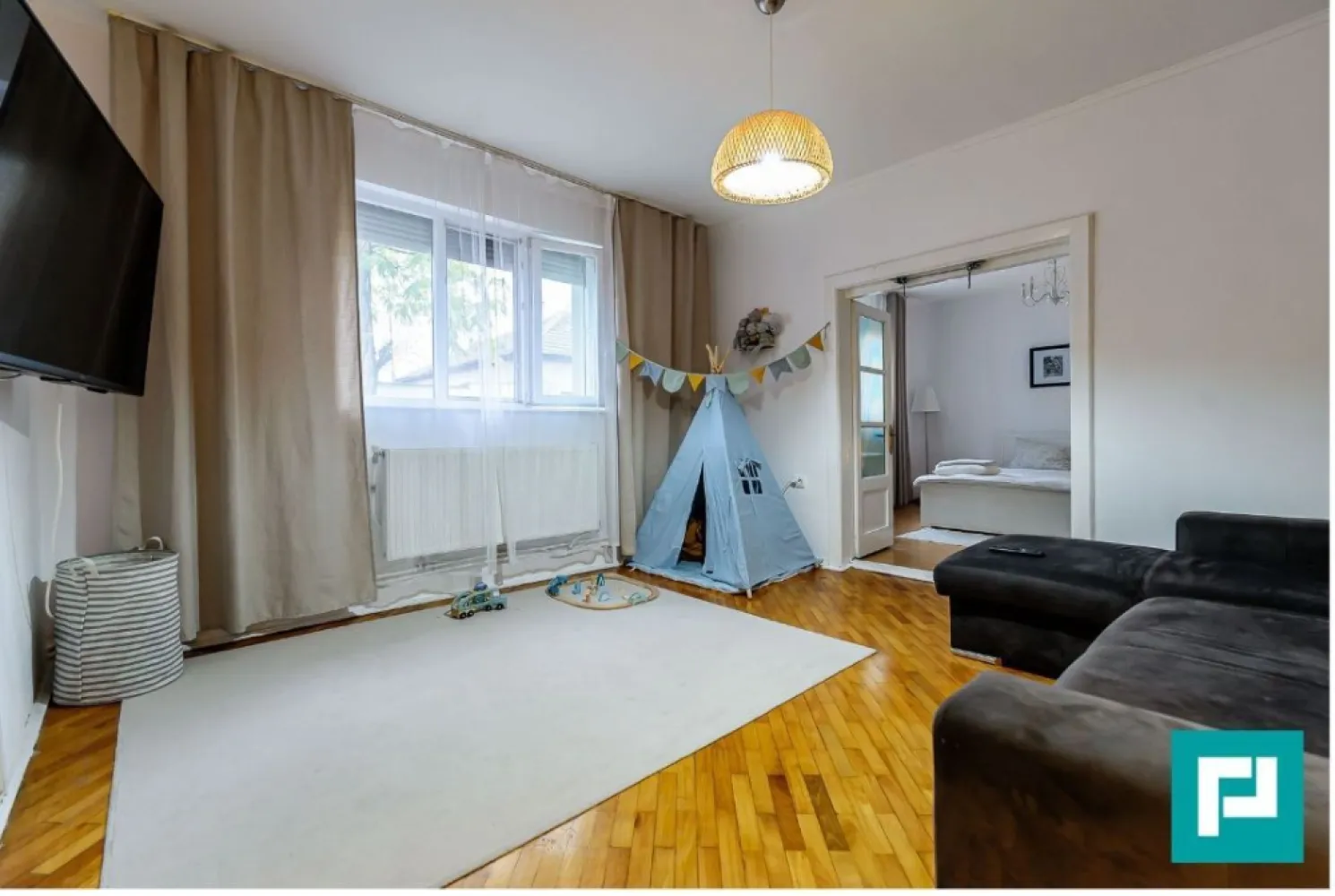 Proprietate cu 5 camere Aurel Vlaicu - Vă propun spre vânzare o casă deosebită cu 5 camere în cartierul Aurel Vlaicu din Arad! Locație: Cartier Aurel Vlaicu – zonă liniștită, ideală pentru familii, cu acces facil la mijloace de transport, magazine, școli, grădinițe, supermarketuri și parcuri. Descriere proprietate: Vă prezint o casă elegantă, pe două niveluri, perfectă pentru cei care caută confort, spațiu și intimitate. Imobilul este complet mobilat și utilat – totul este gata pentru mutare! Compartimentare: 5 camere spațioase și luminoase Bucătărie complet echipată 2 băi moderne Spații de depozitare inteligente Holuri largi și bine organizate Terasă mică cu zonă barbeque Dotări: Centrală proprie – confort termic garantat Mobilier de calitate, în stare excelentă Electrocasnice incluse Finisaje moderne, atent alese Suprafață utilă generoasă, ideală pentru o familie numeroasă sau pentru cei care lucrează de acasă și au nevoie de birouri dedicate. Proprietatea se vinde la cheie, exact cum se vede în poze – fără bătăi de cap, fără investiții suplimentare! Pentru mai multe detalii sau programarea unei vizionări asistate, nu ezitați să mă contactați! Jeanina Câmpan - Consultant imobiliar Propertylab Telefon: 0760672985 Email: jeanina.campan@propertylab.ro Proprietate cu 5 camere Aurel Vlaicu CP2655873 }}