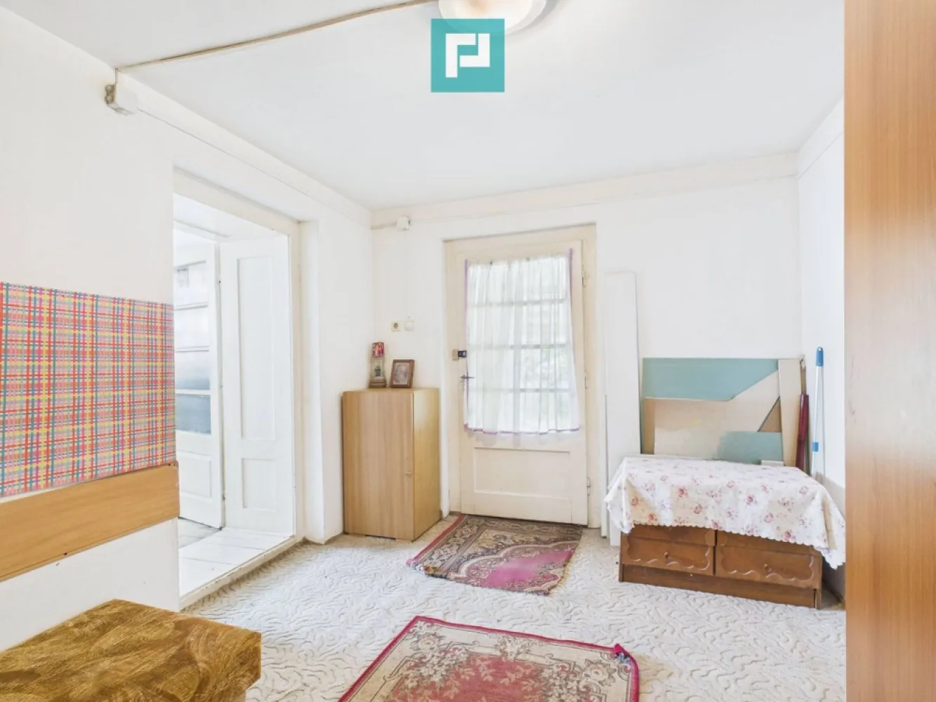 Casă individuală 90 mp, teren 719 mp în Murani - Casă individuală de vânzare în Murani – locuința ideală pentru o familie sau pentru cei care vor liniște și aer curat la curte! Dacă visezi la o casă care să îmbine confortul și intimitatea cu un teren generos, această proprietate din Murani este alegerea perfectă! Detalii proprietate: Suprafață utilă: 90 mp Compartimentare practică: 3 camere luminoase și spațioase, o bucătărie încăpătoare și o baie dotată cu boiler Teren generos: 719 mp – ideal pentru grădină, spațiu de joacă pentru copii, loc de relaxare sau chiar amenajarea unui foișor Avantaje și beneficii: Perfectă pentru o familie cu copii sau pentru cei care își doresc să se retragă într-un mediu liniștit, cu aer curat Curtea mare îți oferă posibilitatea să-ți pui în practică pasiunile pentru grădinărit, spațiu verde sau creșterea de animale de curte Acces ușor către Timișoara, fiind situată într-o zonă liniștită, dar bine conectată cu orașul Casă cu potențial de personalizare după bunul plac – o poți transforma în locuința de vis Suprafața de teren îți permite să te bucuri de curte și grădină exact așa cum îți doreșți Atmosfera liniștită a localității Murani, departe de agitația orașului, dar suficient de aproape încât să fii conectat rapid la Timișoara. Consultant imobiliar : Laurentiu Caraman Telefon : 0721824896 Email : laurentiu.caraman@propertylab.ro CP2655441 }}