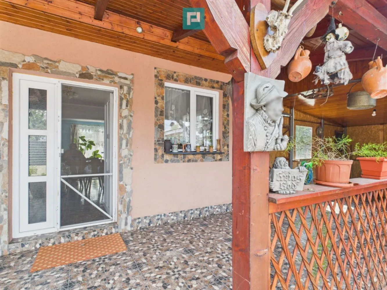 Casă spațioasă cu grădină în Topolovățu Mare - Locul unde liniștea se întâlnește cu spațiul și confortul – casă de vânzare în Topolovățu Mare Dacă visezi la un loc care îți oferă liniște, spațiu și acel sentiment autentic de „acasă”, această proprietate situată în Topolovățu Mare poate fi exact ceea ce cauți. Descrierea proprietății: Situată într-o zonă liniștită și bine poziționată, această casă este ideală pentru o familie care își dorește spațiu generos, confort și un cadru natural relaxant. Locuința este compartimentată astfel: - Parter: Living generos și luminos, care poate fi amenajat ca spațiu de relaxare sau cameră de zi Dormitor intim, perfect pentru părinți sau oaspeți Bucătărie open-space, ideală pentru momente petrecute în familie, gătit împreună sau cine liniștite Baie complet utilată, modernă și spațioasă - Etaj: Două dormitoare spațioase, ideale pentru copii sau pentru a crea un birou sau dressing, în funcție de nevoi Curtea și exteriorul: Curte mare, pavată, perfectă pentru momentele de relaxare în aer liber, joacă pentru copii sau grătar cu prietenii Garaj generos, cu acces facil Cameră tehnică și spațiu de depozitare, utile pentru organizarea eficientă a casei Grădină mare, unde poți cultiva legume, flori sau pur și simplu să te bucuri de verdeață Această casă este mai mult decât un simplu spațiu de locuit – este un loc unde îți poți construi amintirile, unde diminețile încep cu liniște și serile se termină cu recunoștință. Topolovățu Mare este o localitate bine conectată, dar păstrează farmecul vieții liniștite, departe de agitația orașului, ideală pentru cei care își doresc echilibrul perfect între natură și confort. Pentru informații suplimentare, nu ezitați să ne contactați. Suntem pregătiți să vă asistăm în găsirea casei ideale! Contact: Consultant imobiliar : Laurentiu Caraman Telefon : 0721824896 Email : laurentiu.caraman@propertylab.ro CP2647350 }}