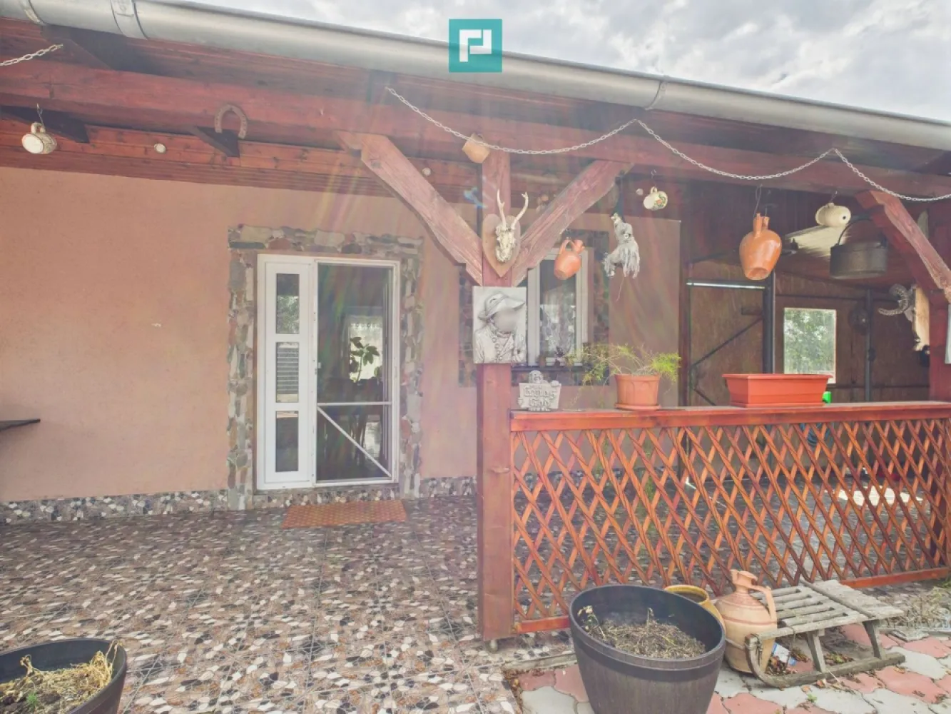 Casă spațioasă cu grădină în Topolovățu Mare - Locul unde liniștea se întâlnește cu spațiul și confortul – casă de vânzare în Topolovățu Mare Dacă visezi la un loc care îți oferă liniște, spațiu și acel sentiment autentic de „acasă”, această proprietate situată în Topolovățu Mare poate fi exact ceea ce cauți. Descrierea proprietății: Situată într-o zonă liniștită și bine poziționată, această casă este ideală pentru o familie care își dorește spațiu generos, confort și un cadru natural relaxant. Locuința este compartimentată astfel: - Parter: Living generos și luminos, care poate fi amenajat ca spațiu de relaxare sau cameră de zi Dormitor intim, perfect pentru părinți sau oaspeți Bucătărie open-space, ideală pentru momente petrecute în familie, gătit împreună sau cine liniștite Baie complet utilată, modernă și spațioasă - Etaj: Două dormitoare spațioase, ideale pentru copii sau pentru a crea un birou sau dressing, în funcție de nevoi Curtea și exteriorul: Curte mare, pavată, perfectă pentru momentele de relaxare în aer liber, joacă pentru copii sau grătar cu prietenii Garaj generos, cu acces facil Cameră tehnică și spațiu de depozitare, utile pentru organizarea eficientă a casei Grădină mare, unde poți cultiva legume, flori sau pur și simplu să te bucuri de verdeață Această casă este mai mult decât un simplu spațiu de locuit – este un loc unde îți poți construi amintirile, unde diminețile încep cu liniște și serile se termină cu recunoștință. Topolovățu Mare este o localitate bine conectată, dar păstrează farmecul vieții liniștite, departe de agitația orașului, ideală pentru cei care își doresc echilibrul perfect între natură și confort. Pentru informații suplimentare, nu ezitați să ne contactați. Suntem pregătiți să vă asistăm în găsirea casei ideale! Contact: Consultant imobiliar : Laurentiu Caraman Telefon : 0721824896 Email : laurentiu.caraman@propertylab.ro CP2647350 }}