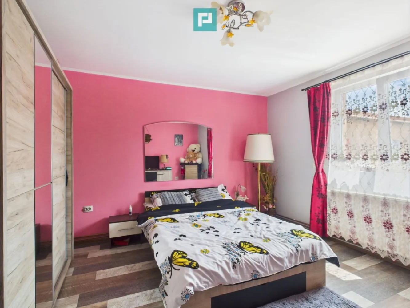 Casă spațioasă cu grădină în Topolovățu Mare - Locul unde liniștea se întâlnește cu spațiul și confortul – casă de vânzare în Topolovățu Mare Dacă visezi la un loc care îți oferă liniște, spațiu și acel sentiment autentic de „acasă”, această proprietate situată în Topolovățu Mare poate fi exact ceea ce cauți. Descrierea proprietății: Situată într-o zonă liniștită și bine poziționată, această casă este ideală pentru o familie care își dorește spațiu generos, confort și un cadru natural relaxant. Locuința este compartimentată astfel: - Parter: Living generos și luminos, care poate fi amenajat ca spațiu de relaxare sau cameră de zi Dormitor intim, perfect pentru părinți sau oaspeți Bucătărie open-space, ideală pentru momente petrecute în familie, gătit împreună sau cine liniștite Baie complet utilată, modernă și spațioasă - Etaj: Două dormitoare spațioase, ideale pentru copii sau pentru a crea un birou sau dressing, în funcție de nevoi Curtea și exteriorul: Curte mare, pavată, perfectă pentru momentele de relaxare în aer liber, joacă pentru copii sau grătar cu prietenii Garaj generos, cu acces facil Cameră tehnică și spațiu de depozitare, utile pentru organizarea eficientă a casei Grădină mare, unde poți cultiva legume, flori sau pur și simplu să te bucuri de verdeață Această casă este mai mult decât un simplu spațiu de locuit – este un loc unde îți poți construi amintirile, unde diminețile încep cu liniște și serile se termină cu recunoștință. Topolovățu Mare este o localitate bine conectată, dar păstrează farmecul vieții liniștite, departe de agitația orașului, ideală pentru cei care își doresc echilibrul perfect între natură și confort. Pentru informații suplimentare, nu ezitați să ne contactați. Suntem pregătiți să vă asistăm în găsirea casei ideale! Contact: Consultant imobiliar : Laurentiu Caraman Telefon : 0721824896 Email : laurentiu.caraman@propertylab.ro CP2647350 }}