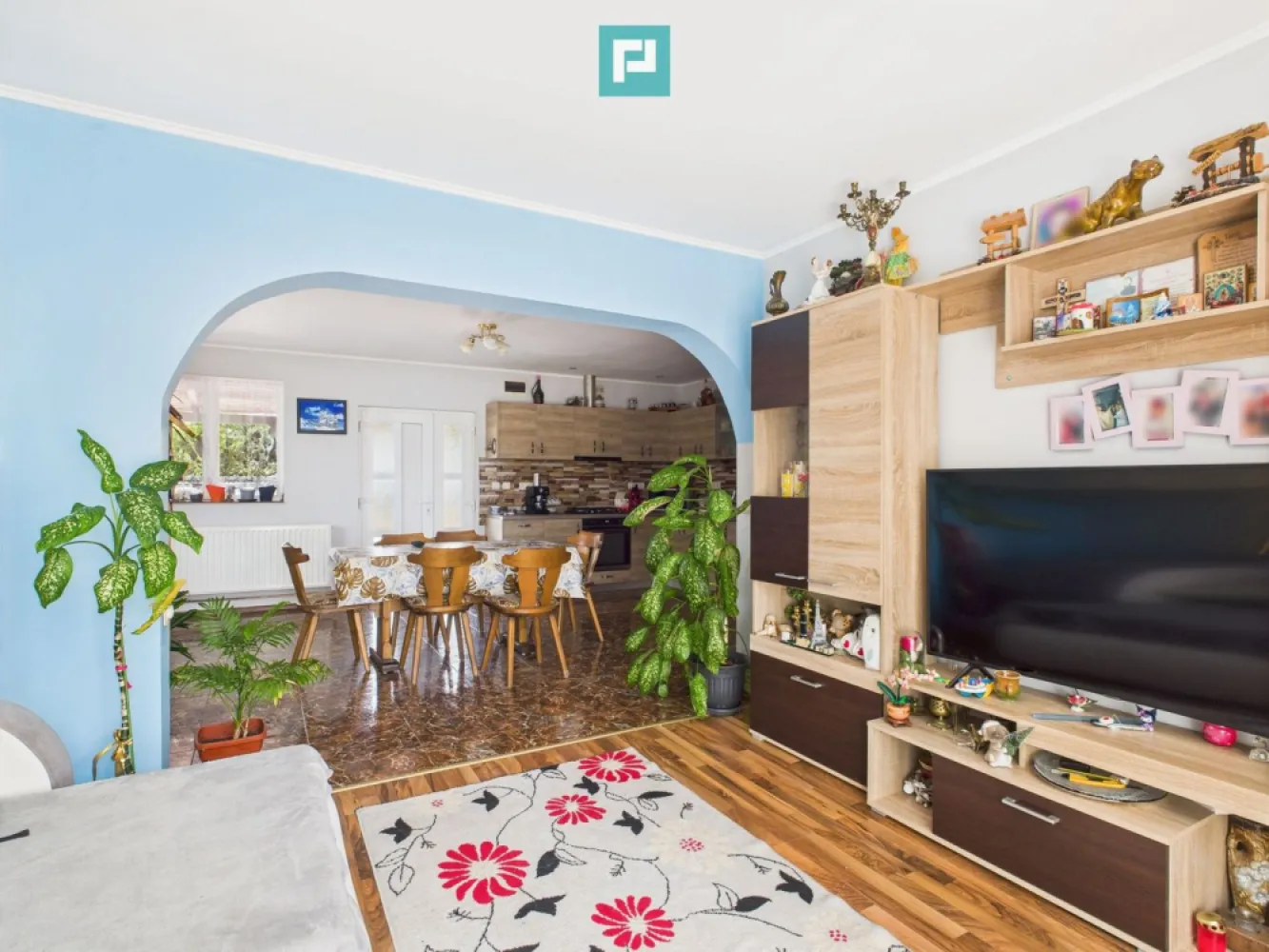 Casă spațioasă cu grădină în Topolovățu Mare - Locul unde liniștea se întâlnește cu spațiul și confortul – casă de vânzare în Topolovățu Mare Dacă visezi la un loc care îți oferă liniște, spațiu și acel sentiment autentic de „acasă”, această proprietate situată în Topolovățu Mare poate fi exact ceea ce cauți. Descrierea proprietății: Situată într-o zonă liniștită și bine poziționată, această casă este ideală pentru o familie care își dorește spațiu generos, confort și un cadru natural relaxant. Locuința este compartimentată astfel: - Parter: Living generos și luminos, care poate fi amenajat ca spațiu de relaxare sau cameră de zi Dormitor intim, perfect pentru părinți sau oaspeți Bucătărie open-space, ideală pentru momente petrecute în familie, gătit împreună sau cine liniștite Baie complet utilată, modernă și spațioasă - Etaj: Două dormitoare spațioase, ideale pentru copii sau pentru a crea un birou sau dressing, în funcție de nevoi Curtea și exteriorul: Curte mare, pavată, perfectă pentru momentele de relaxare în aer liber, joacă pentru copii sau grătar cu prietenii Garaj generos, cu acces facil Cameră tehnică și spațiu de depozitare, utile pentru organizarea eficientă a casei Grădină mare, unde poți cultiva legume, flori sau pur și simplu să te bucuri de verdeață Această casă este mai mult decât un simplu spațiu de locuit – este un loc unde îți poți construi amintirile, unde diminețile încep cu liniște și serile se termină cu recunoștință. Topolovățu Mare este o localitate bine conectată, dar păstrează farmecul vieții liniștite, departe de agitația orașului, ideală pentru cei care își doresc echilibrul perfect între natură și confort. Pentru informații suplimentare, nu ezitați să ne contactați. Suntem pregătiți să vă asistăm în găsirea casei ideale! Contact: Consultant imobiliar : Laurentiu Caraman Telefon : 0721824896 Email : laurentiu.caraman@propertylab.ro CP2647350 }}