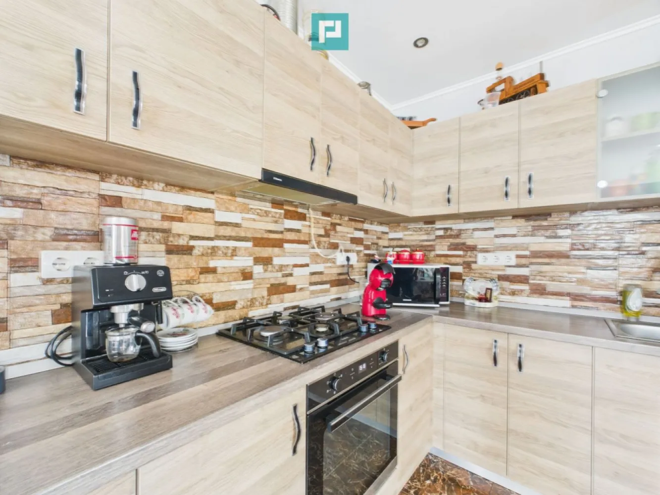 Casă spațioasă cu grădină în Topolovățu Mare - Locul unde liniștea se întâlnește cu spațiul și confortul – casă de vânzare în Topolovățu Mare Dacă visezi la un loc care îți oferă liniște, spațiu și acel sentiment autentic de „acasă”, această proprietate situată în Topolovățu Mare poate fi exact ceea ce cauți. Descrierea proprietății: Situată într-o zonă liniștită și bine poziționată, această casă este ideală pentru o familie care își dorește spațiu generos, confort și un cadru natural relaxant. Locuința este compartimentată astfel: - Parter: Living generos și luminos, care poate fi amenajat ca spațiu de relaxare sau cameră de zi Dormitor intim, perfect pentru părinți sau oaspeți Bucătărie open-space, ideală pentru momente petrecute în familie, gătit împreună sau cine liniștite Baie complet utilată, modernă și spațioasă - Etaj: Două dormitoare spațioase, ideale pentru copii sau pentru a crea un birou sau dressing, în funcție de nevoi Curtea și exteriorul: Curte mare, pavată, perfectă pentru momentele de relaxare în aer liber, joacă pentru copii sau grătar cu prietenii Garaj generos, cu acces facil Cameră tehnică și spațiu de depozitare, utile pentru organizarea eficientă a casei Grădină mare, unde poți cultiva legume, flori sau pur și simplu să te bucuri de verdeață Această casă este mai mult decât un simplu spațiu de locuit – este un loc unde îți poți construi amintirile, unde diminețile încep cu liniște și serile se termină cu recunoștință. Topolovățu Mare este o localitate bine conectată, dar păstrează farmecul vieții liniștite, departe de agitația orașului, ideală pentru cei care își doresc echilibrul perfect între natură și confort. Pentru informații suplimentare, nu ezitați să ne contactați. Suntem pregătiți să vă asistăm în găsirea casei ideale! Contact: Consultant imobiliar : Laurentiu Caraman Telefon : 0721824896 Email : laurentiu.caraman@propertylab.ro CP2647350 }}