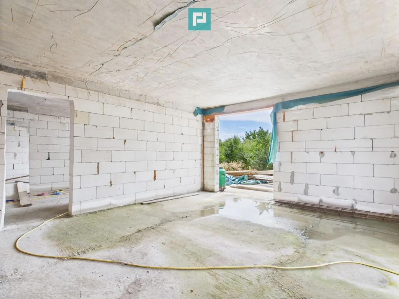 Duplex spațios pe un singur nivel în Șag - Descoperă un duplex construit pe un singur nivel, ideal pentru familii care își doresc confort, intimitate și funcționalitate. Situat pe o stradă privată din localitatea Șag, într-o zonă cu acces rapid la toate punctele de interes, această proprietate reprezintă o alegere excelentă pentru un trai liniștit și armonios. Caracteristici: - Suprafață utilă: 105 mp - Teren generos: 402 mp - Compartimentare decomandată: - 3 camere spațioase + dressing - Bucătărie închisă cu loc de luat masa și ieșire pe terasă - 2 băi - Hol larg și bine delimitat - Pod generos pentru depozitare - Acoperiș din țiglă, geamuri mari pentru lumină naturală - Toate utilitățile racordate Stadiu actual: Se predă la cheie – cu posibilitatea de alegere a finisajelor de către cumpărător, pentru o personalizare completă! Potrivit pentru: - Familii cu copii care caută spațiu și curte - Cupluri tinere care își doresc o locuință modernă, gata de personalizat - Investitori care vor să achiziționeze o proprietate cu potențial ridicat într-o zonă dezvoltata Pentru mai multe detalii și pentru a programa o vizionare, vă rugăm să ne contactați: Daniela Ianc - consultant imobiliar PropertyLab telefon: 0722375289 e-mail: daniela.ianc@propertylab.ro CP2646977 }}