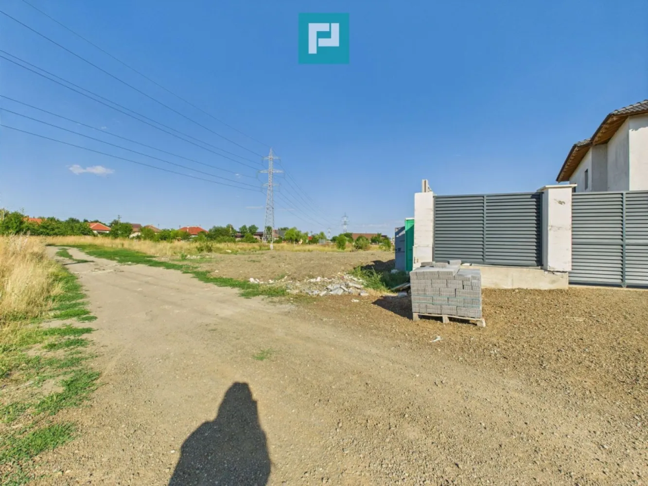 Loc de casă în cartierul rezidențial Gai - Vă prezint spre vânzare un teren intravilan/loc de casă în cartierul rezidențial – Gai, Arad Descoperă oportunitatea perfectă pentru viitorul tău cămin într-o zonă liniștită și totodată bine conectată – în cartierul rezidențial Gai, la doar câțiva pași de Mănăstirea Sfântul Simion Stâlpnicul! 607 mp - zonă rezidențială - utilități la limită de proprietate Suprafață: 607 mp – ideal pentru construcția unei case de familie cu grădină spațioasă sau a unui spațiu comercial cu potențial maxim- spălătorie auto, benzinărie, supermarket, grădiniță, depozit, etc. Regim de înălțime permis: P+1 - potrivit pentru casă individuală sau duplex Teren drept, cu acces facil la drum public Utilități: curent electric pe teren, apă, gaz și canalizare la doar 2 metri – racordare facilă Vecinătăți de calitate: case noi, familii tinere, comunitate liniștită și în plină dezvoltare Cadru natural plăcut și aer curat, datorită proximității mănăstirii și zonelor verzi Investiție sigură, fie că vrei să construiești imediat, fie că dorești să cumperi acum și să vinzi la un preț mai mare în viitor! Preț atractiv! Grăbește-te – terenurile bune din zonă se vând rapid! Sună acum pentru detalii și vizionare! Jeanina Câmpan consultant imobiliar Propertylab Telefon: 0760672985 Sau scrie-mi pe email: jeanina.campan@propertylab.ro Loc de casă în cartierul rezidențial Gai CP2644393 }}