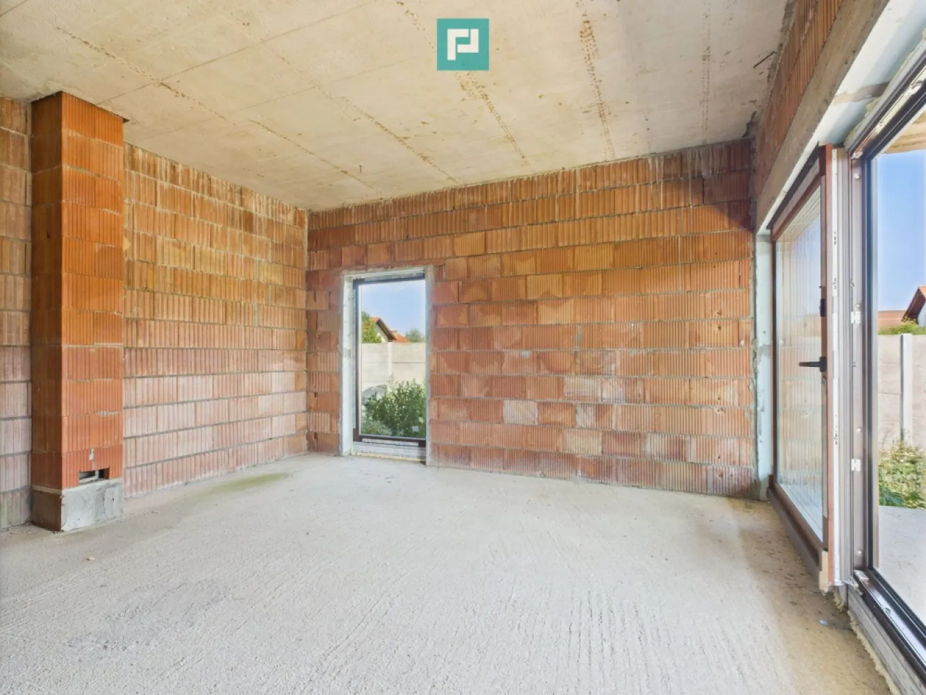 Casă la roșu pe parter - Moșnița Veche - PropertyLab vă propune spre vânzare o casă la roșu, bine compartimentată, situată în Moșnița Veche, într-o zonă liniștită și în plină dezvoltare. Proprietatea dispune de: • Suprafață utilă: 130 mp • Teren generos: 643 mp • Toate utilitățile sunt deja la proprietate • Țiglă ceramică Tondach – durabilitate și calitate superioară • Tâmplărie PVC cu geamuri tripan – eficiență termică și izolare fonică excelente Este alegerea ideală pentru cei care doresc să-și personalizeze propria locuință, într-o zonă accesibilă, aproape de oraș. Contactează-mă pentru mai multe detalii sau o vizionare Dina Driment – Consultant Imobiliar Property Lab 0721 869 140 dina.driment@propertylab.ro CP2641536 }}