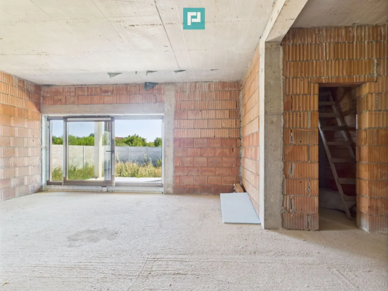 Casă la roșu pe parter - Moșnița Veche - PropertyLab vă propune spre vânzare o casă la roșu, bine compartimentată, situată în Moșnița Veche, într-o zonă liniștită și în plină dezvoltare. Proprietatea dispune de: • Suprafață utilă: 130 mp • Teren generos: 643 mp • Toate utilitățile sunt deja la proprietate • Țiglă ceramică Tondach – durabilitate și calitate superioară • Tâmplărie PVC cu geamuri tripan – eficiență termică și izolare fonică excelente Este alegerea ideală pentru cei care doresc să-și personalizeze propria locuință, într-o zonă accesibilă, aproape de oraș. Contactează-mă pentru mai multe detalii sau o vizionare Dina Driment – Consultant Imobiliar Property Lab 0721 869 140 dina.driment@propertylab.ro CP2641536 }}