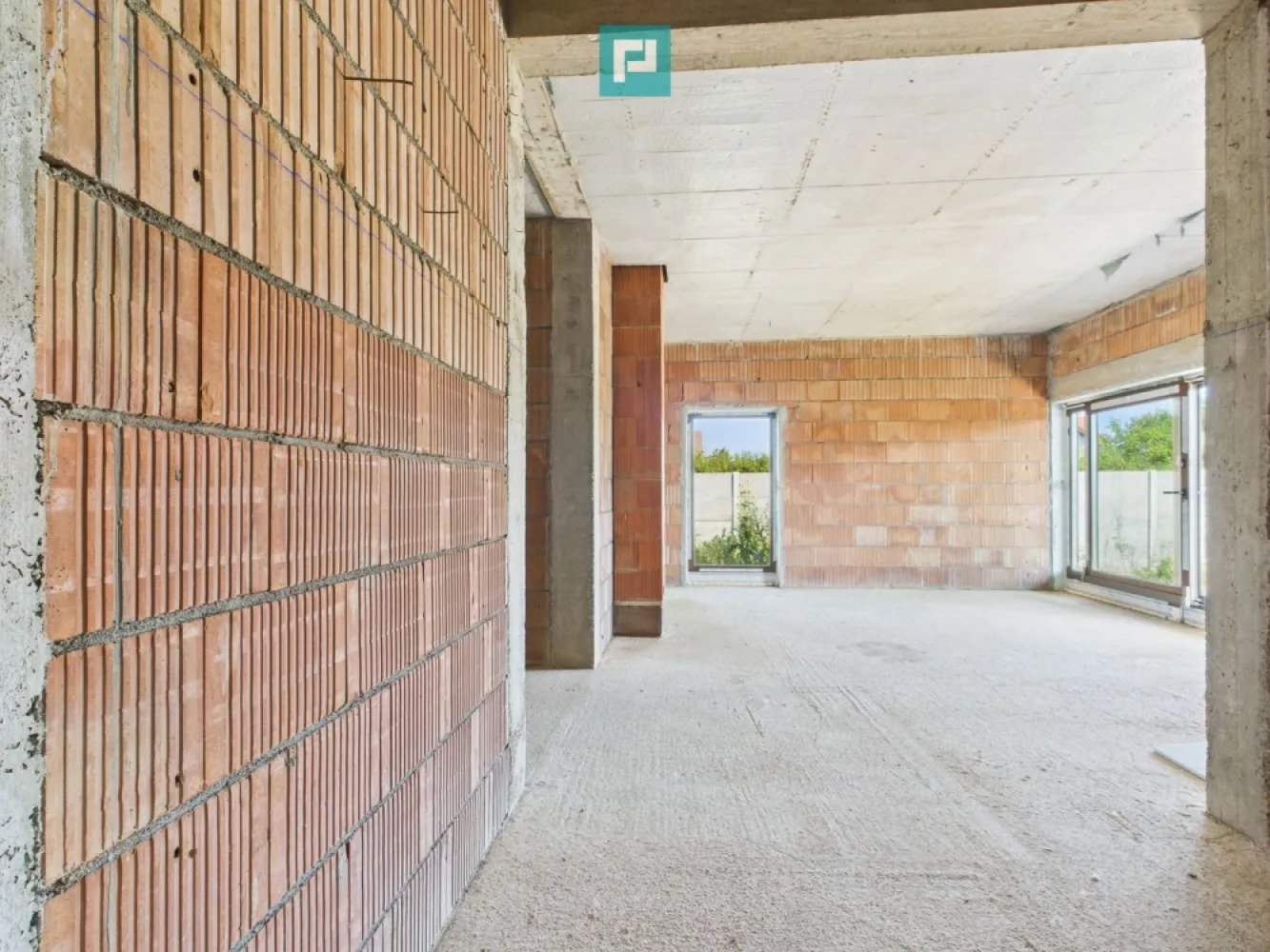 Casă la roșu pe parter - Moșnița Veche - PropertyLab vă propune spre vânzare o casă la roșu, bine compartimentată, situată în Moșnița Veche, într-o zonă liniștită și în plină dezvoltare. Proprietatea dispune de: • Suprafață utilă: 130 mp • Teren generos: 643 mp • Toate utilitățile sunt deja la proprietate • Țiglă ceramică Tondach – durabilitate și calitate superioară • Tâmplărie PVC cu geamuri tripan – eficiență termică și izolare fonică excelente Este alegerea ideală pentru cei care doresc să-și personalizeze propria locuință, într-o zonă accesibilă, aproape de oraș. Contactează-mă pentru mai multe detalii sau o vizionare Dina Driment – Consultant Imobiliar Property Lab 0721 869 140 dina.driment@propertylab.ro CP2641536 }}