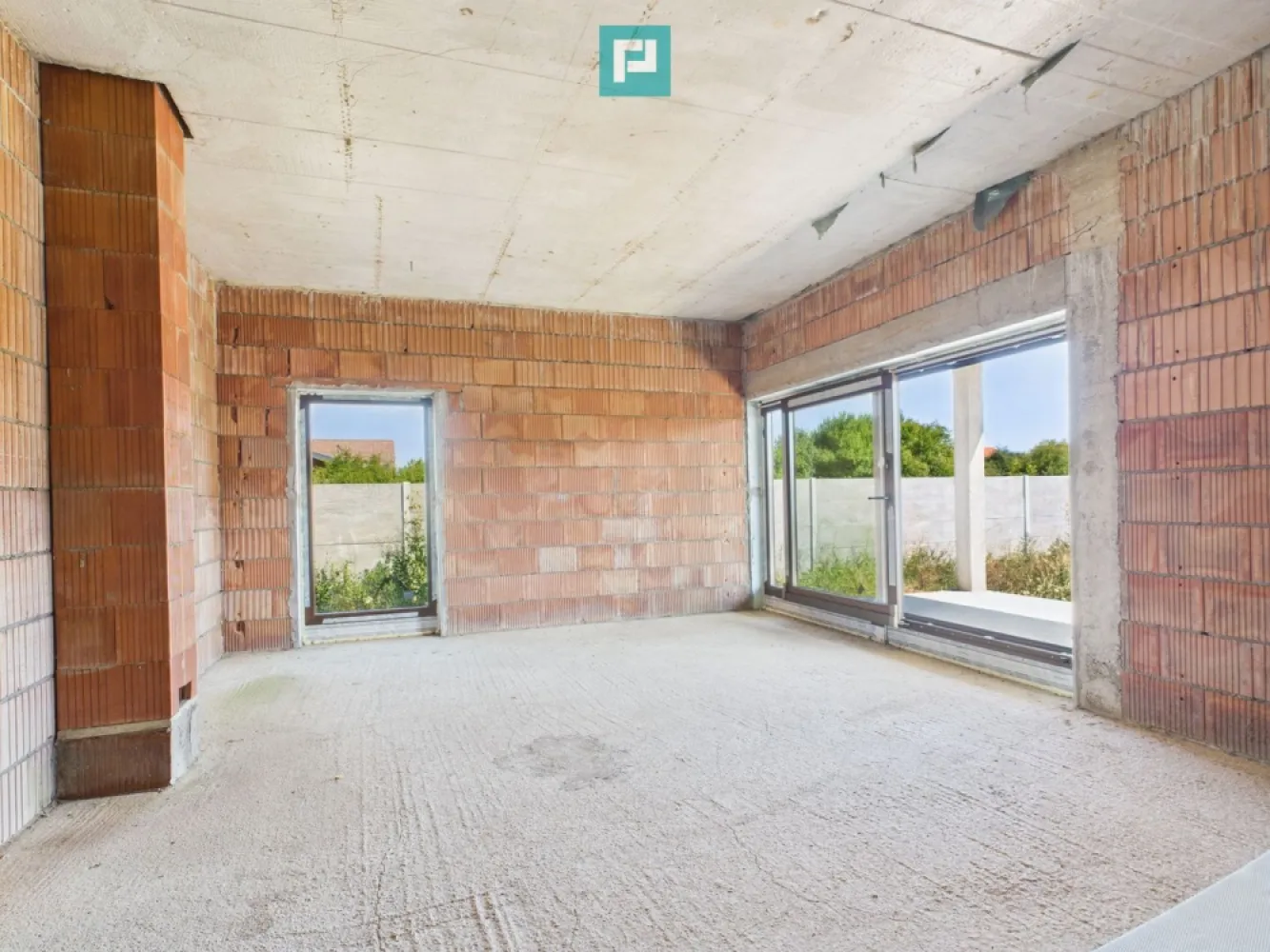 Casă la roșu pe parter - Moșnița Veche - PropertyLab vă propune spre vânzare o casă la roșu, bine compartimentată, situată în Moșnița Veche, într-o zonă liniștită și în plină dezvoltare. Proprietatea dispune de: • Suprafață utilă: 130 mp • Teren generos: 643 mp • Toate utilitățile sunt deja la proprietate • Țiglă ceramică Tondach – durabilitate și calitate superioară • Tâmplărie PVC cu geamuri tripan – eficiență termică și izolare fonică excelente Este alegerea ideală pentru cei care doresc să-și personalizeze propria locuință, într-o zonă accesibilă, aproape de oraș. Contactează-mă pentru mai multe detalii sau o vizionare Dina Driment – Consultant Imobiliar Property Lab 0721 869 140 dina.driment@propertylab.ro CP2641536 }}