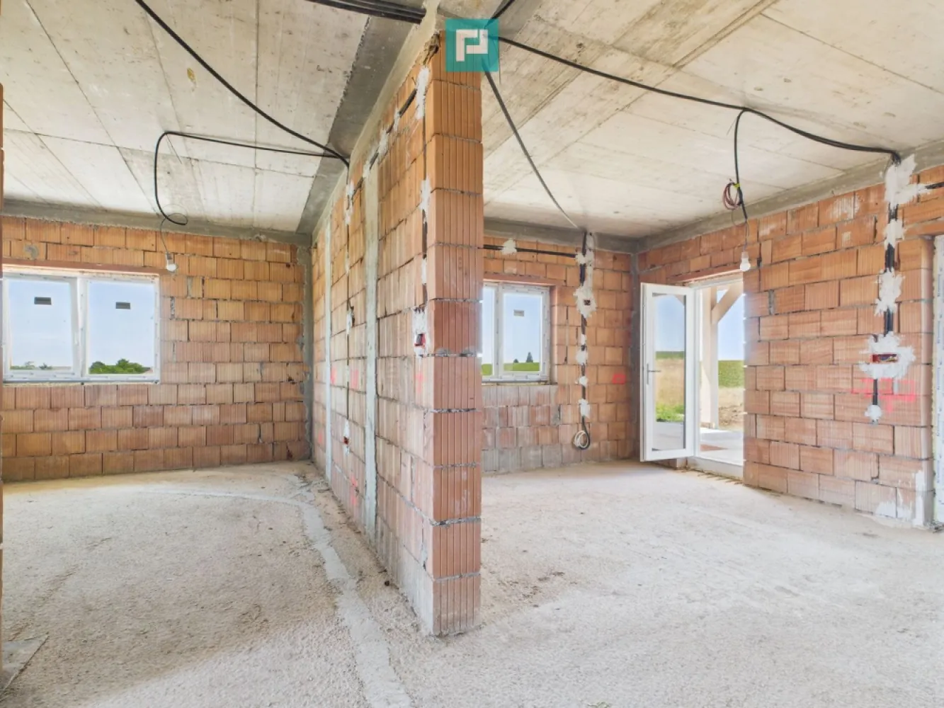 Casă individuală pe parter, Pișchia - Casă individuală pe parter, construită cu suflet – Pișchia, zonă rezidențială nouă Vă prezentăm o proprietate deosebită, situată într-o zonă liniștită și în plină dezvoltare din Pișchia, ideală pentru cei care își doresc confort, intimitate și libertatea de a-și crea acasă după propriul vis. Caracteristici principale: - Suprafață utilă: 100 metri utili, dispusă complet pe parter - Beci generos de 45 mp – perfect pentru depozitare, cramă sau hobby-uri - Teren generos de 804 mp – loc suficient pentru piscină, foișor, grădină sau loc de joacă - Construcție solidă, nu a fost destinată vânzării, ci pentru uz personal – ceea ce garantează o calitate atentă a execuției și materialelor - Poziționare excelentă: aproape de șoseaua principală, dar ferită de agitație Proprietatea se poate achiziționa și la cheie, cu un buget estimat de 40.000 €, stabilit de proprietar, în funcție de preferințele cumpărătorului. Prețul final al proprietății va fi 170 000 €, fără gard inclus. Aceasta este o oportunitate ideală pentru cei care doresc să se mute direct într-o locuință complet finisată, fără grija lucrărilor de amenajare. O proprietate ideală pentru: - Familii cu copii care caută spațiu, aer curat și siguranță - Cupluri care doresc o casă departe de agitația orașului, dar cu acces rapid către Timișoara - Persoane care își doresc o curte mare, personalizabilă după stilul de viață - Clienți care vor să evite compromisurile și să-și pună amprenta proprie asupra finisajelor Această casă este mai mult decât o locuință – este o fundație pentru viitorul tău. Te așteaptă să o transformi în „acasă”! Pentru detalii și programări, nu ezita să mă contactezi Daniela Ianc – Consultant Imobiliar Property Lab telefon : 0722375289 e-mail : daniela.ianc@propertylab.ro CP2610208 }}