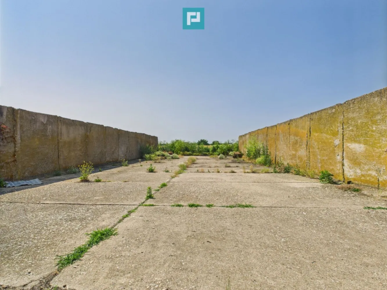 Hală pentru producție - 700 mp utili - Property Lab vă propune spre inchiriere - Hală ideală pentru activități de producție, depozitare sau logistică, având acces facil către infrastructura rutieră principală , situată intr--un complex industrial complet funcțional. La doar 20 km de Timișoara, această proprietate este alegerea perfectă pentru companii care caută spațiu generos, utilități complete și acces excelent. În cadrul unui complex industrial din Orțișoara, vă oferim spre închiriere o hală de producție cu: - Suprafață utilă: 700 mp - Suprafață construită: 840 mp - Dotări: Pod rulant, curent trifazic - Acces: TIR și auto , parcare. - Acces securizat - Utilități: Apă, canal, curent – toate pe proprietate Pentru mai multe detalii și pentru programarea unei vizionări, nu ezitați să ne contactați. Dina Driment – Property Lab Telefon: 0721 869 140 e-mail: dina.driment@propertylab.ro CP2608999 }}