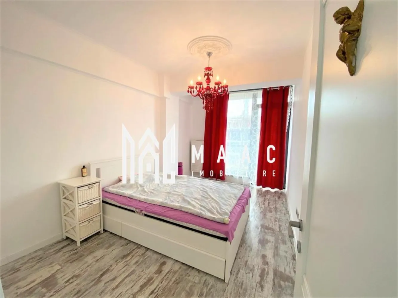 Apartament 3 camere | 70 mp utili | Balcon | Parcare | Doamna Stanca - Maac Imobiliare prezintă spre vânzare un apartament modern, complet mobilat și utilat, situat în zona Doamna Stanca (prelungirea Mihai Viteazu), una dintre cele mai bine cotate zone rezidențiale din Sibiu. Proprietatea poate fi preluată cu chiriași stabili, fiind ideală atât pentru locuit, cât și pentru investiție. Suprafață: Suprafață totală: 89 mp Suprafață utilă: 70 mp Balcon: 7 mp Compartimentare (decomandat): 2 dormitoare generoase, complet mobilate Living foarte luminos, amenajat elegant, dotat cu aer condiționat Bucătărie separată, complet utilată: mașină de spălat vase, plită, hotă, cuptor, frigider, mașină de spălat rufe (silencioasă) Baie cu cabină de duș Balcon deschis Loc de parcare Avantaje zonă: Acces rapid către toate punctele de interes: Mega Image, Promenada Mall, bănci, școli, Piața Rahovei, mijloace de transport și alte facilități urbane. Preț: 124.400 euro (complet mobilat) Se poate achiziționa prin orice tip de credit bancar. Apartamentul este liber de sarcini. Pentru mai multe detalii precizati telefonic ca ati vazut anuntul cu ID: CP2857674 }}