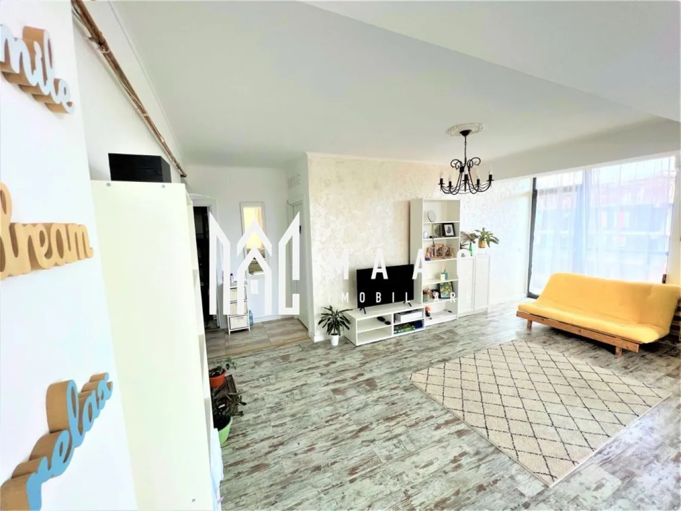 Apartament 3 camere | 70 mp utili | Balcon | Parcare | Doamna Stanca - Maac Imobiliare prezintă spre vânzare un apartament modern, complet mobilat și utilat, situat în zona Doamna Stanca (prelungirea Mihai Viteazu), una dintre cele mai bine cotate zone rezidențiale din Sibiu. Proprietatea poate fi preluată cu chiriași stabili, fiind ideală atât pentru locuit, cât și pentru investiție. Suprafață: Suprafață totală: 89 mp Suprafață utilă: 70 mp Balcon: 7 mp Compartimentare (decomandat): 2 dormitoare generoase, complet mobilate Living foarte luminos, amenajat elegant, dotat cu aer condiționat Bucătărie separată, complet utilată: mașină de spălat vase, plită, hotă, cuptor, frigider, mașină de spălat rufe (silencioasă) Baie cu cabină de duș Balcon deschis Loc de parcare Avantaje zonă: Acces rapid către toate punctele de interes: Mega Image, Promenada Mall, bănci, școli, Piața Rahovei, mijloace de transport și alte facilități urbane. Preț: 124.400 euro (complet mobilat) Se poate achiziționa prin orice tip de credit bancar. Apartamentul este liber de sarcini. Pentru mai multe detalii precizati telefonic ca ati vazut anuntul cu ID: CP2857674 }}