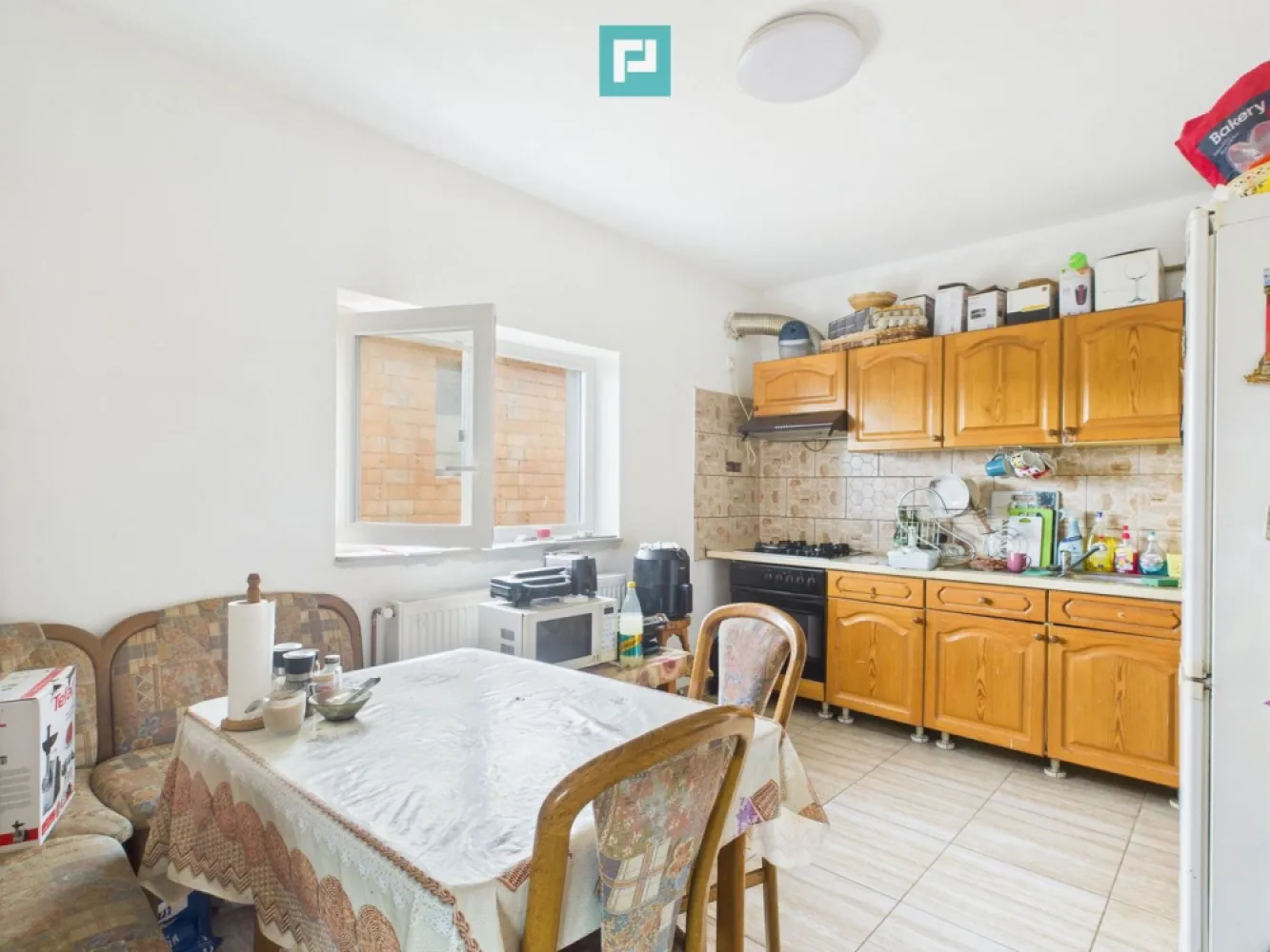 Casă individuală în Sânandrei - Casă cu potențial în Sânandrei – locuibilă la parter, cu etaj compartimentat și terasă Cauți o casa într-o zonă liniștită, aproape de oraș, dar cu aer curat și spațiu suficient pentru întreaga familie? Îți prezentăm o casă cu etaj din Sânandrei, care îmbină confortul imediat cu potențialul de a o transforma după propriul vis. Detalii despre proprietate: Suprafață utilă totală: 190 mp, amprentă la sol 120 mp Parter locuibil complet, cu: Living spațios, ideal pentru serile petrecute în familie Bucătărie luminoasă, cu ieșire directă pe terasă și în curte 2 dormitoare, perfecte pentru odihnă și intimitate Baie complet funcțională și un hol generos Etajul este compartimentat, identic cu parterul, și include o terasă și un balcon la dormitor – ideal pentru relaxare în aer liber Utilități: gresie, parchet, centrală proprie, apă, fosă septică Casa este ideală pentru o familie care dorește să locuiască imediat și, în timp, să finalizeze etajul după propriul stil și nevoi. Poate fi și o investiție excelentă, datorită suprafeței mari și compartimentării inteligente. Curtea oferă spațiu pentru grădină de 650 mp – un loc în care copiii pot crește frumos, iar tu te poți bucura de momente de liniște după o zi agitată. Dacă îți dorești mai mult decât o simplă locuință – un loc cald, cu potențial și posibilitatea de a-l modela pe gustul tău – atunci această casă merită văzută! Un loc unde te poți bucura de momente de liniște, de confort și de un stil de viață echilibrat. Programează o vizionare și hai să-l descoperi împreună cu noi! Consultant imobiliar : Laurentiu Caraman Telefon : 0721824896 Email : laurentiu.caraman@propertylab.ro CP2603539 }}