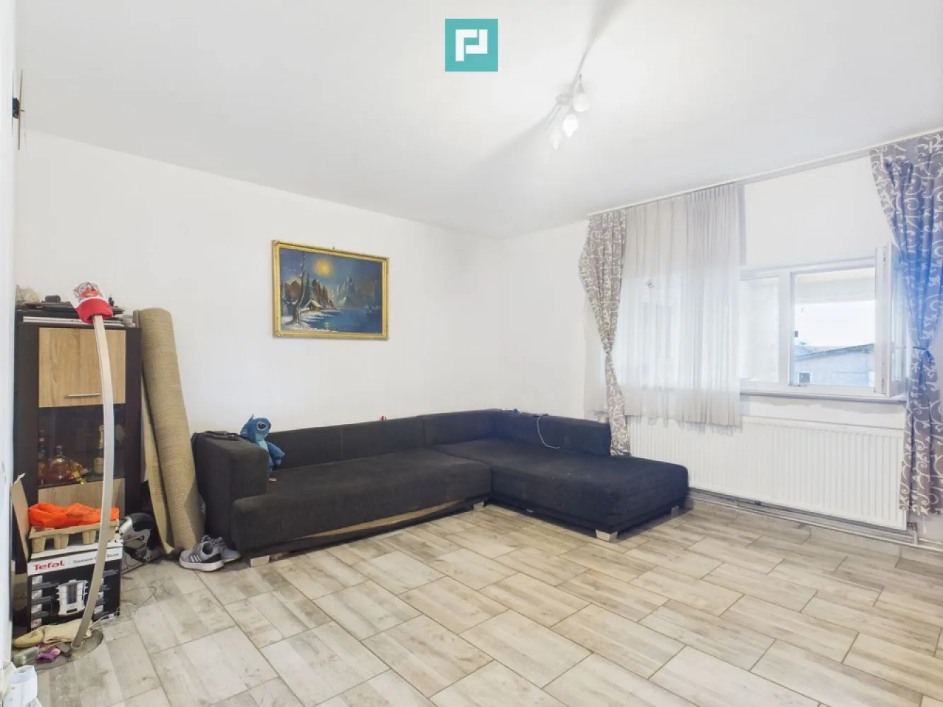 Casă individuală în Sânandrei - Casă cu potențial în Sânandrei – locuibilă la parter, cu etaj compartimentat și terasă Cauți o casa într-o zonă liniștită, aproape de oraș, dar cu aer curat și spațiu suficient pentru întreaga familie? Îți prezentăm o casă cu etaj din Sânandrei, care îmbină confortul imediat cu potențialul de a o transforma după propriul vis. Detalii despre proprietate: Suprafață utilă totală: 190 mp, amprentă la sol 120 mp Parter locuibil complet, cu: Living spațios, ideal pentru serile petrecute în familie Bucătărie luminoasă, cu ieșire directă pe terasă și în curte 2 dormitoare, perfecte pentru odihnă și intimitate Baie complet funcțională și un hol generos Etajul este compartimentat, identic cu parterul, și include o terasă și un balcon la dormitor – ideal pentru relaxare în aer liber Utilități: gresie, parchet, centrală proprie, apă, fosă septică Casa este ideală pentru o familie care dorește să locuiască imediat și, în timp, să finalizeze etajul după propriul stil și nevoi. Poate fi și o investiție excelentă, datorită suprafeței mari și compartimentării inteligente. Curtea oferă spațiu pentru grădină de 650 mp – un loc în care copiii pot crește frumos, iar tu te poți bucura de momente de liniște după o zi agitată. Dacă îți dorești mai mult decât o simplă locuință – un loc cald, cu potențial și posibilitatea de a-l modela pe gustul tău – atunci această casă merită văzută! Un loc unde te poți bucura de momente de liniște, de confort și de un stil de viață echilibrat. Programează o vizionare și hai să-l descoperi împreună cu noi! Consultant imobiliar : Laurentiu Caraman Telefon : 0721824896 Email : laurentiu.caraman@propertylab.ro CP2603539 }}