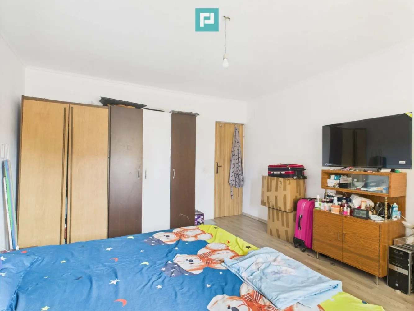 Casă individuală în Sânandrei - Casă cu potențial în Sânandrei – locuibilă la parter, cu etaj compartimentat și terasă Cauți o casa într-o zonă liniștită, aproape de oraș, dar cu aer curat și spațiu suficient pentru întreaga familie? Îți prezentăm o casă cu etaj din Sânandrei, care îmbină confortul imediat cu potențialul de a o transforma după propriul vis. Detalii despre proprietate: Suprafață utilă totală: 190 mp, amprentă la sol 120 mp Parter locuibil complet, cu: Living spațios, ideal pentru serile petrecute în familie Bucătărie luminoasă, cu ieșire directă pe terasă și în curte 2 dormitoare, perfecte pentru odihnă și intimitate Baie complet funcțională și un hol generos Etajul este compartimentat, identic cu parterul, și include o terasă și un balcon la dormitor – ideal pentru relaxare în aer liber Utilități: gresie, parchet, centrală proprie, apă, fosă septică Casa este ideală pentru o familie care dorește să locuiască imediat și, în timp, să finalizeze etajul după propriul stil și nevoi. Poate fi și o investiție excelentă, datorită suprafeței mari și compartimentării inteligente. Curtea oferă spațiu pentru grădină de 650 mp – un loc în care copiii pot crește frumos, iar tu te poți bucura de momente de liniște după o zi agitată. Dacă îți dorești mai mult decât o simplă locuință – un loc cald, cu potențial și posibilitatea de a-l modela pe gustul tău – atunci această casă merită văzută! Un loc unde te poți bucura de momente de liniște, de confort și de un stil de viață echilibrat. Programează o vizionare și hai să-l descoperi împreună cu noi! Consultant imobiliar : Laurentiu Caraman Telefon : 0721824896 Email : laurentiu.caraman@propertylab.ro CP2603539 }}