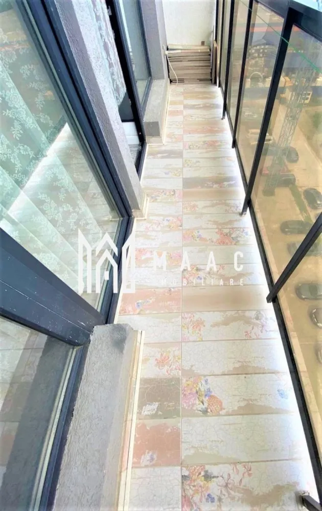 Apartament 3 camere | 70 mp utili | Balcon | Parcare | Doamna Stanca - Maac Imobiliare prezintă spre vânzare un apartament modern, complet mobilat și utilat, situat în zona Doamna Stanca (prelungirea Mihai Viteazu), una dintre cele mai bine cotate zone rezidențiale din Sibiu. Proprietatea poate fi preluată cu chiriași stabili, fiind ideală atât pentru locuit, cât și pentru investiție. Suprafață: Suprafață totală: 89 mp Suprafață utilă: 70 mp Balcon: 7 mp Compartimentare (decomandat): 2 dormitoare generoase, complet mobilate Living foarte luminos, amenajat elegant, dotat cu aer condiționat Bucătărie separată, complet utilată: mașină de spălat vase, plită, hotă, cuptor, frigider, mașină de spălat rufe (silencioasă) Baie cu cabină de duș Balcon deschis Loc de parcare Avantaje zonă: Acces rapid către toate punctele de interes: Mega Image, Promenada Mall, bănci, școli, Piața Rahovei, mijloace de transport și alte facilități urbane. Preț: 124.400 euro (complet mobilat) Se poate achiziționa prin orice tip de credit bancar. Apartamentul este liber de sarcini. Pentru mai multe detalii precizati telefonic ca ati vazut anuntul cu ID: CP2857674 }}