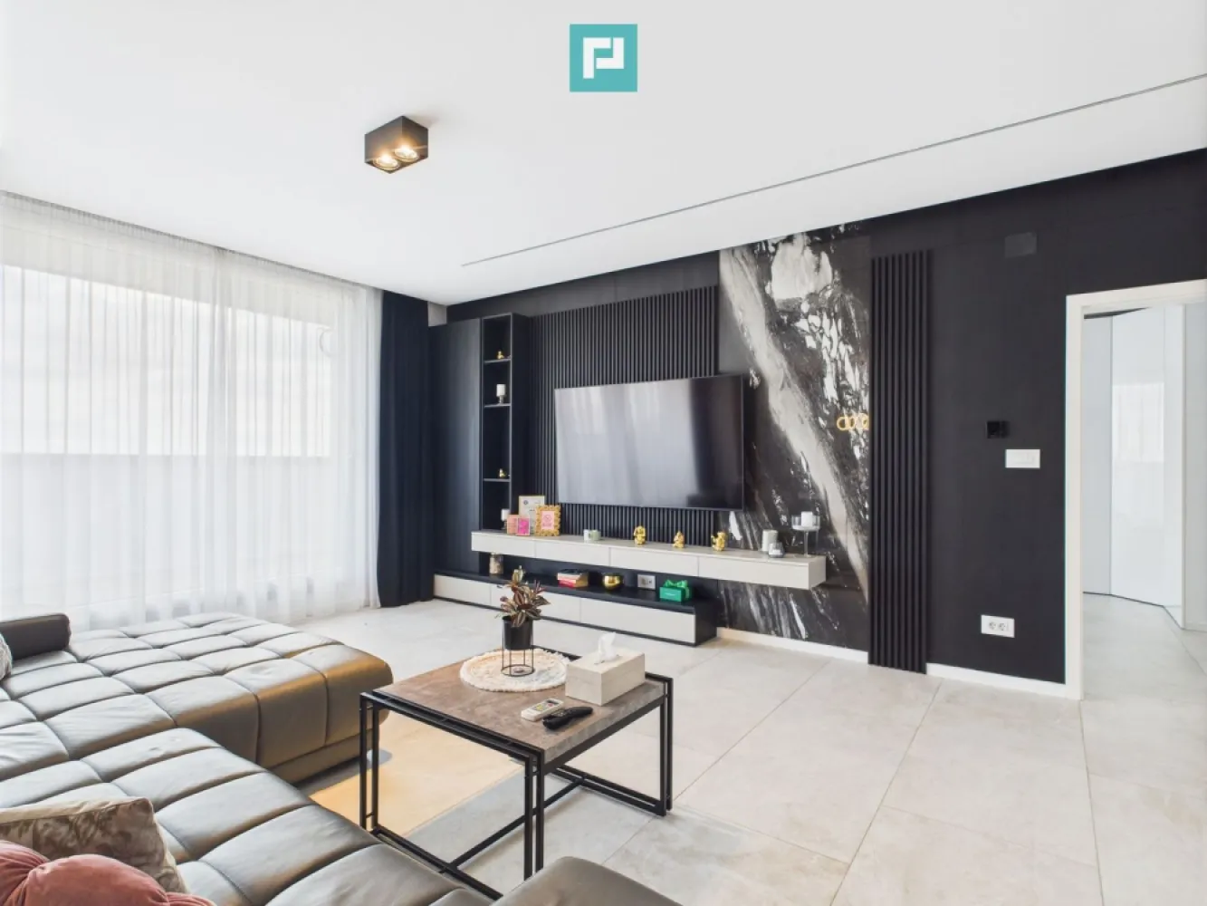 Penthouse premium , Torontalului - Oaza ta de sus - Penthouse premium , Torontalului Oferim spre vânzare un apartament elegant de 106 mp utili, inteligent compartimentat, situat la etajul 9, cu ferestre ample care oferă o priveliște deosebită asupra orașului. Apartamentul se află în Complexul Campeador , o reședință exclusivistă de nouă etaje, amplasată foarte aproape de punctele de interes ale Timișoarei. Aici, te bucuri de un stil de viață dinamic și echilibrat, cu acces rapid la restaurante, cafenele, spații verzi și zone de recreere. Arhitectura și designul inteligent al locuinței creează un ambient rafinat, unde confortul se îmbină perfect cu natura și energia orașului. Confort și Design Apartamentul este proiectat pentru a oferi confort și funcționalitate, dispunând de: - Un hol de acces primitor - Un dormitor matrimonial cu baie proprie, oferind intimitate și confort - Un dormitor suplimentar luminos, ideal pentru familie sau birou acasă - O a doua baie modernă, finisată cu materiale premium - Un living generos cu bucătărie open-space si loc de luat masa, perfect pentru momente petrecute în familie - O terasă de 30 mp, perfectă pentru relaxare în aer liber și pentru a admira priveliștea urbană Un apartament complet mobilat și utilat ,care îți oferă spațiu, lumină și un cadru relaxant pentru familia ta. Pentru mai multe informații si vizionari nu ezitați sa ne contactați ! Dina Driment - consultant imobiliar Property Lab Telefon : 0721869140 e-mail: dina.driment@propertylab.ro CP2588651 }}