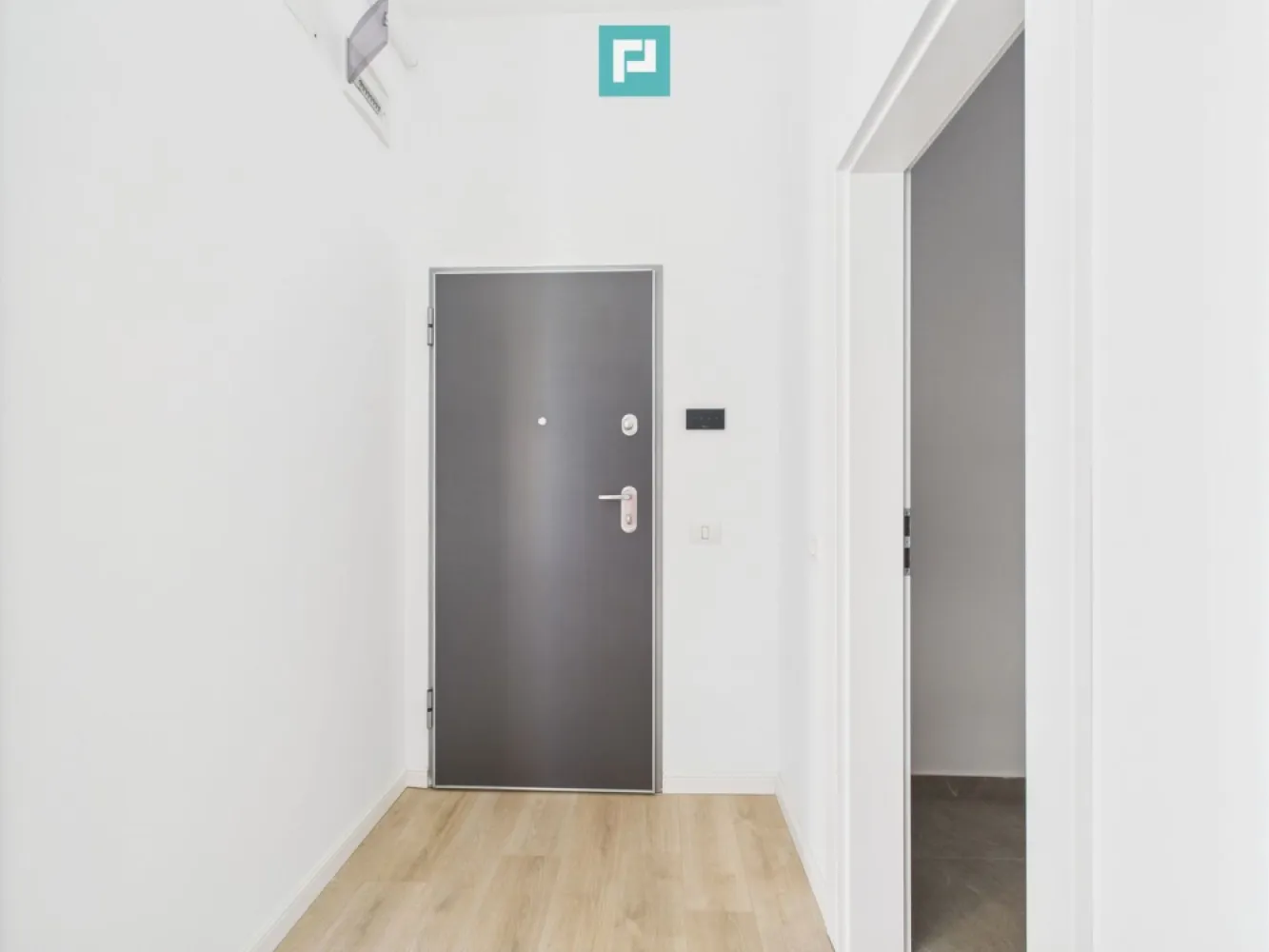 Apartament 2 camere cu gradină proprie, Freidorf - Descoperă un apartament nou, situat la parterul unui bloc modern, finalizat. Cu un design contemporan și finisaje de calitate, această locuință oferă confortul ideal. ~ Caracteristici principale: • Suprafață utilă: 55 mp • Gradina proprie : 62 mp • Compartimentare decomandată: • Living spațios • Dormitor cu dressing • Bucătărie închisă • Baie modernă, dotată cu cadă • Centrală proprie • Încălzire prin pardoseală • Imobil de top: • Construcție din cărămidă, izolație termică exterioară • Securitate ridicată: interfon, supraveghere video, acces auto cu telecomandă ~ Locație excelentă: • Străzi asfaltate, iluminat public • Acces rapid la mijloace de transport în comun • Conectat la toate utilitățile: gaz, curent , apă, canalizare, internet, CATV Oferim consultanță gratuită pentru obținerea celui mai avantajos credit! Un apartament care îmbină confortul, siguranța și funcționalitatea. Merită văzut! Pentru vizionare și mai multe detalii, contactează-mă: Dina Driment – Consultant Imobiliar Property Lab telefon : 0721 869 140 e-mail : dina.driment@propertylab.ro CP2581450 }}