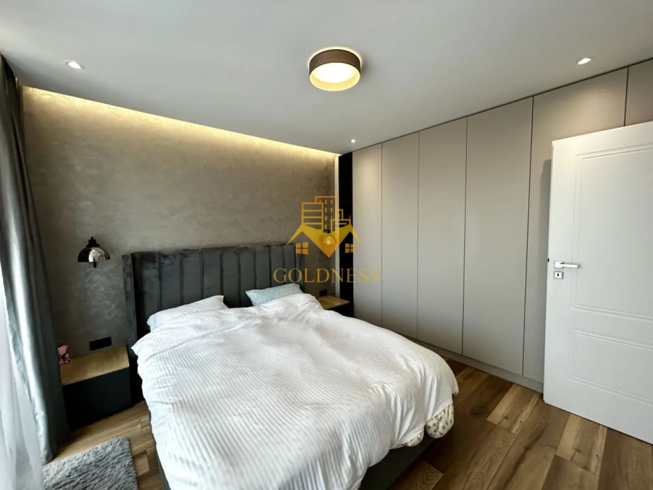 3 Camere decomandate, Lux, Parcare, Lidl, The Office, NTT Data, Lidl - GOLDNESS Imobiliare vă propune spre închiriere un apartament cu 3 camere complet mobilat și utilat, la etajul 4 într-un imobil de 4 etaje, în Cartierul Marasti.
Parcare subterana inclusa!
Se află în apropierea stațiilor de transport în comun, magazine, restaurante, spații verzi, farmacii, etc. 

Apartamentul este compartimentat astfel:
 - dormitor cu pat matrimonial, dressing, noptiere, iesire pe balcon
 - dormitor cu pat matrimonial, dressing, noptiere, iesire pe balcon
 - living cu bucatarie open space complet utilată și mobilată, canapea extensibilă, loc de servit masa, iesire pe terasa
 - baie cu dus walk-in, calorifer port prosop și dulap pentru depozitare, hol cu spatii pentru depozitare, iesire pe terasa
 - doua terase de 13 mp si 10 mp si un balcon de 5 mp
 - hol cu dulapuri generoase pentru depozitare

Imobilul este dotat cu toate cele necesare- centrală proprie, frigider, aragaz, hotă, mașină de spălat haine, etc. 

Dacă sunteți interesați de acest apartament și doriți să îl vizionați, dar și pentru alte oferte nu ezitați să ne contactați telefonic sau prin e-mail. Vă stăm la dispoziție!
Pentru intermediere se percepe un comision de 50% din prețul chiriei!