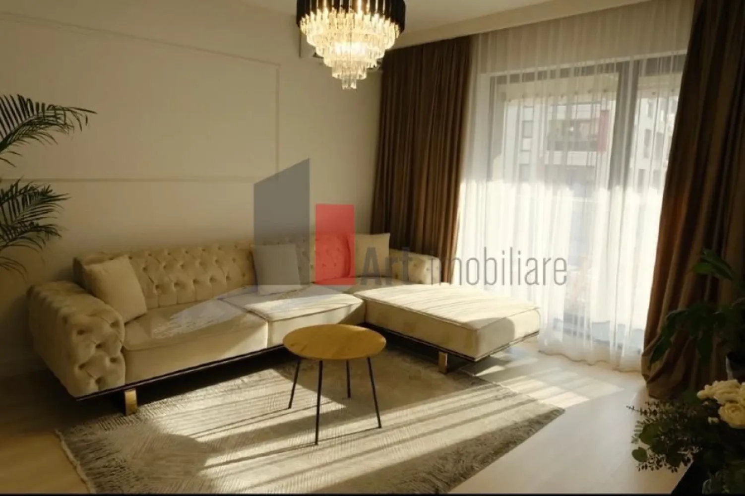 Apartament 2 camere | 55 mp | Plaza Residence | LujeruluiIMobilat cu designer - Apartament 2 camere | 55 mp | Etaj 7/11 | Construcție an 2022 | Clasa energetică A

Link fotografii: https://photos.app.goo.gl/1TaQtkBVCiNFD45M7

Apartament compartimentat clasic: living, dormitor și bucătărie separate. Situat la etajul 7 din 11, orientat spre Vest, cu multă lumina pe tot parcursul zilei, și cu un golden hour fantastic în timpul toamnei. Balcon de tip încastrat, aranjat și dotat perfect pentru serile de vara, toamna și primăvară. Podeaua este acoperita cu placi de lemn, pentru un confort extra. Vederea este libera din toate camerele - nu este bloc in fata. 

Apartamentul a fost mobilat cu un designer de interior, mobila făcută la comanda. Bucătăria este complet integrată și dotată cu electrocasnice - centrala, aragaz, hota, cuptor, mașina de spălat vase. Baia are gresie și faianță format mare, aspect premium, ușor de curățat. Mașina de spălat rufe este ascunsă în dulapul din hol.

Apartamentul dispune de incălzire prin centrală proprie- plătești exact cât consumi. Datorită orientării costurile aferente încălzirii sunt scăzute. Bloc dotat cu 2 lifturi moderne și rapide.
Complexul Plaza Residence are în curtea interioară tot ce folosești zilnic: Auchan, Profi, cafenele, frizerie, dentist, pilates, sala de forță, sala de dans, masaj, servicii grooming animale de companie. Pază privată permanentă, mașinile parcate neregulamentar sunt blocate și amendate, evitând astfel aglomerarea și disconfortul creat de mașini pe teritoriul complexului.

Apartamentul se afla în imediată apropiere de Parcul Liniei și Parcul Timișoarei (la câteva minute pe jos). Metrou, tramvai și autobuz la câțiva pași distanță. Universitatea Politehnica și Colegiul Grigore Moisil în zonă. AFI Cotroceni, Plaza Mall și Supernova la colț.

Cheltuieli aproximative de întreținere : ~200 lei (administrație, curățenie, apă, salubrizare , fond de rulment).

Apartamentul se vinde cu ipotecă bancară în curs- procedură standard prin notar.
Pret usor negociabil.