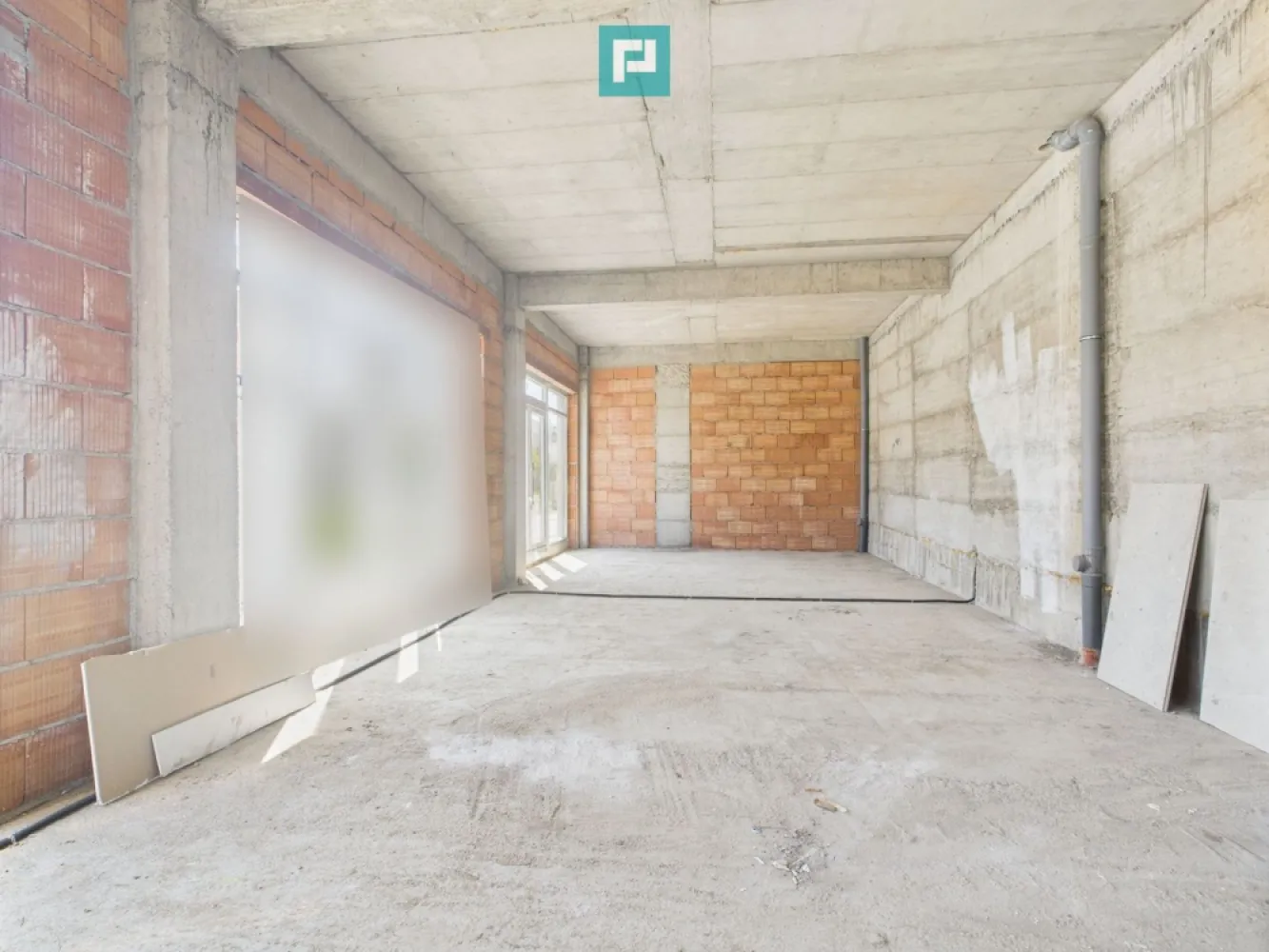 Spațiu comercial 101 m² în Freidorf - De închiriat – Spațiu comercial 101 m² în Freidorf – ideal pentru salon, clinică sau activități comerciale Suprafață utilă: 101 m² Localizare: Freidorf – zonă accesibilă, cu vizibilitate excelentă și trafic pietonal/auto Stadiu: la roșu – se amenajează în funcție de nevoile chiriașului, cu flexibilitate maximă Acces: 2 intrări – permite compartimentare în două spații independente sau utilizare integrală Vitrine mari: ideale pentru expunere, lumină naturală și atragerea clienților Locuri de parcare: disponibile în fața spațiului Destinații posibile: - salon de înfrumusețare / coafor / manichiură - clinică medicală / stomatologică - magazin cu amănuntul - birouri / showroom - orice altă activitate comercială Chirie: - 1.500 €+TVA / lună – pentru fiecare spațiu, în cazul compartimentării - 1800 €+TVA / lună – pentru întreaga suprafață închiriată de o singură firmă Avantaje: - Posibilitate de personalizare interioară în funcție de domeniul de activitate - Spațiu nou, versatil, într-o zonă dezvoltată - Acces facil, parcare și vizibilitate bună din stradă - Flexibilitate în negocierea termenilor contractuali și în stabilirea Disponibil imediat. Contact: Daniela Ianc - Consultant Imobiliar PropertyLab Timișoara Telefon: 0722375289 Mail: daniela.ianc@propertylab.ro Cod Proprietate: CP2581392 Sună pentru mai multe detalii sau programare vizionare. }}