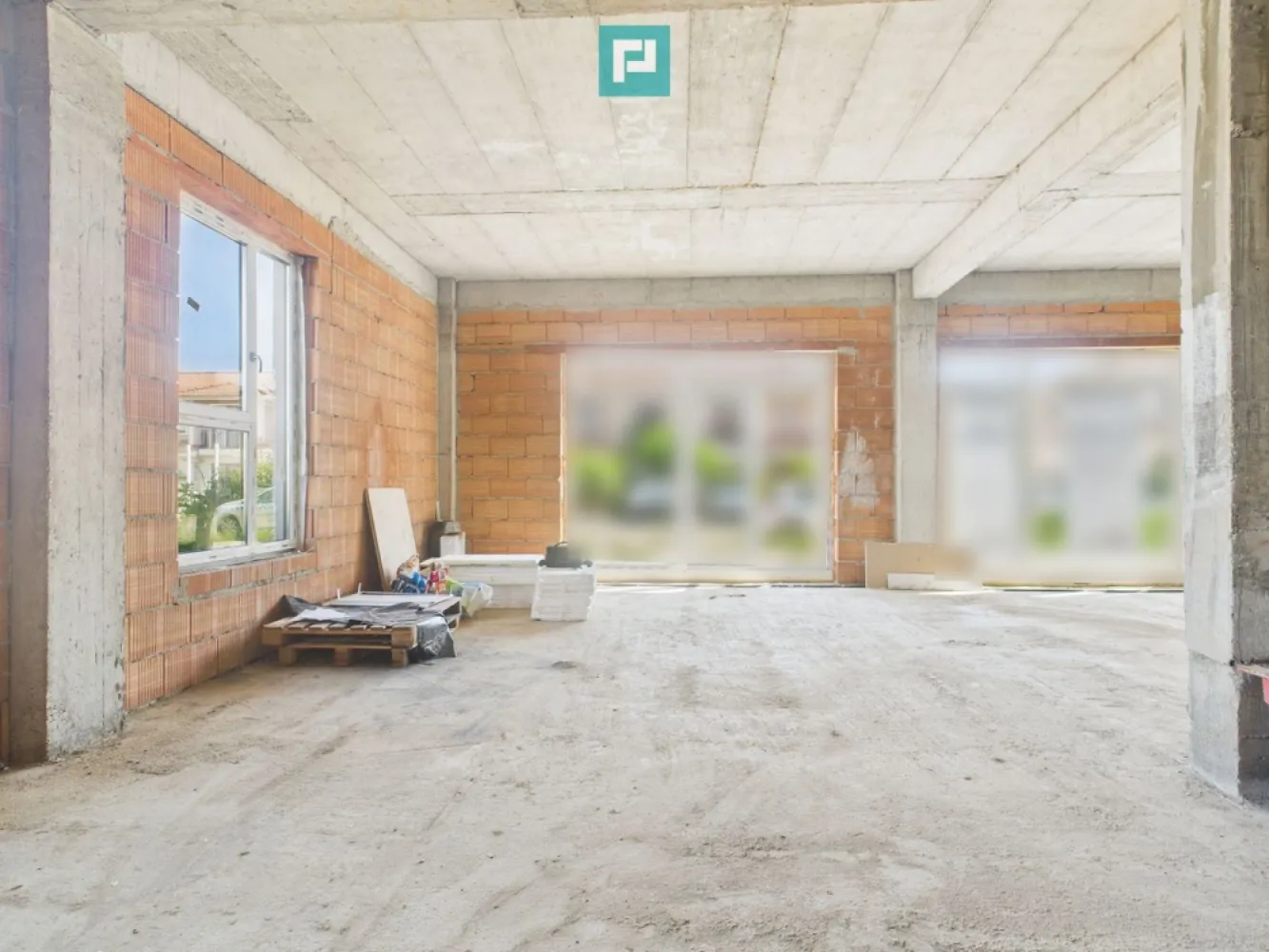 Spațiu comercial 101 m² în Freidorf - De închiriat – Spațiu comercial 101 m² în Freidorf – ideal pentru salon, clinică sau activități comerciale Suprafață utilă: 101 m² Localizare: Freidorf – zonă accesibilă, cu vizibilitate excelentă și trafic pietonal/auto Stadiu: la roșu – se amenajează în funcție de nevoile chiriașului, cu flexibilitate maximă Acces: 2 intrări – permite compartimentare în două spații independente sau utilizare integrală Vitrine mari: ideale pentru expunere, lumină naturală și atragerea clienților Locuri de parcare: disponibile în fața spațiului Destinații posibile: - salon de înfrumusețare / coafor / manichiură - clinică medicală / stomatologică - magazin cu amănuntul - birouri / showroom - orice altă activitate comercială Chirie: - 1.500 €+TVA / lună – pentru fiecare spațiu, în cazul compartimentării - 1800 €+TVA / lună – pentru întreaga suprafață închiriată de o singură firmă Avantaje: - Posibilitate de personalizare interioară în funcție de domeniul de activitate - Spațiu nou, versatil, într-o zonă dezvoltată - Acces facil, parcare și vizibilitate bună din stradă - Flexibilitate în negocierea termenilor contractuali și în stabilirea Disponibil imediat. Contact: Daniela Ianc - Consultant Imobiliar PropertyLab Timișoara Telefon: 0722375289 Mail: daniela.ianc@propertylab.ro Cod Proprietate: CP2581392 Sună pentru mai multe detalii sau programare vizionare. }}