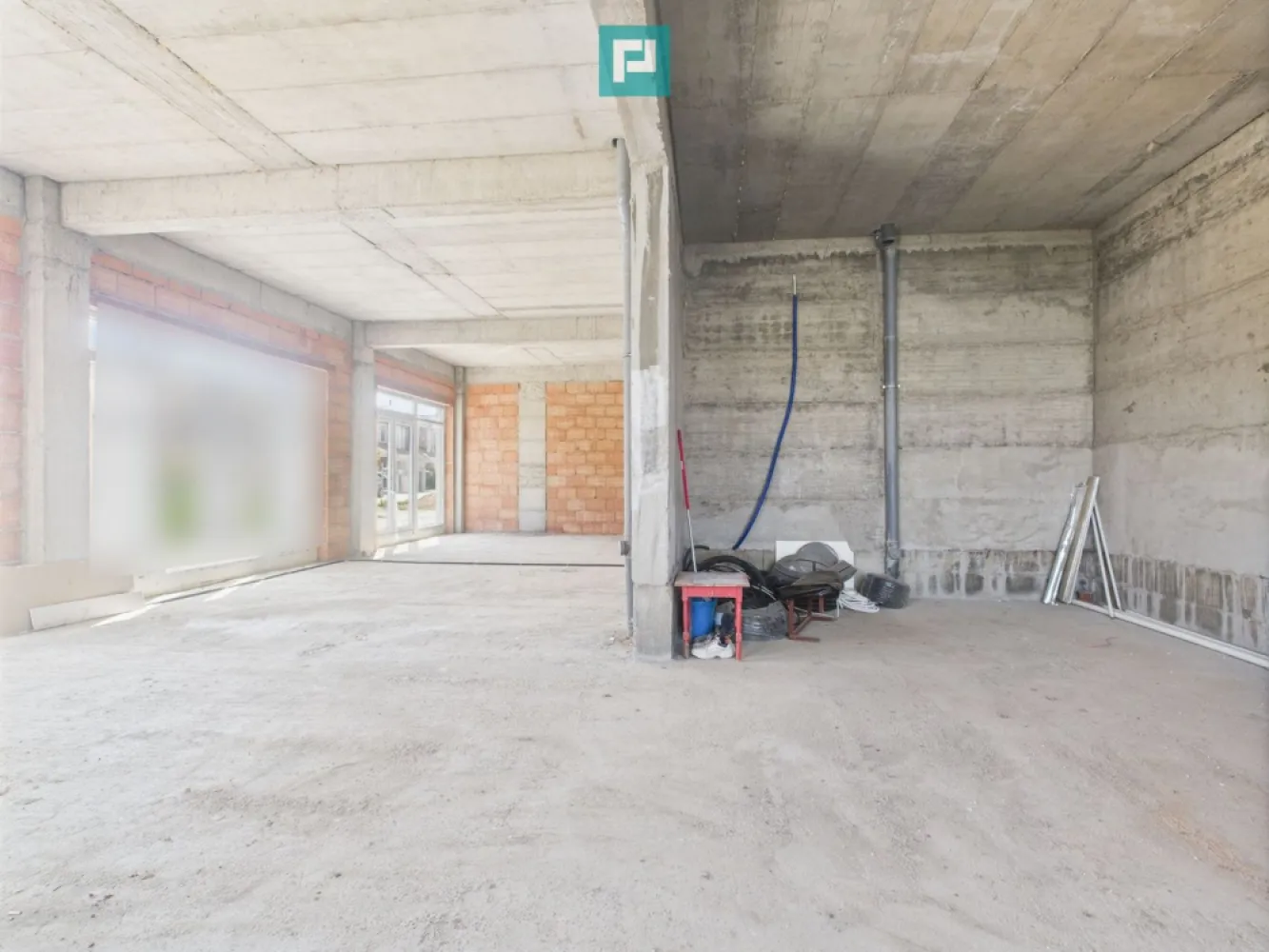 Spațiu comercial 101 m² în Freidorf - De închiriat – Spațiu comercial 101 m² în Freidorf – ideal pentru salon, clinică sau activități comerciale Suprafață utilă: 101 m² Localizare: Freidorf – zonă accesibilă, cu vizibilitate excelentă și trafic pietonal/auto Stadiu: la roșu – se amenajează în funcție de nevoile chiriașului, cu flexibilitate maximă Acces: 2 intrări – permite compartimentare în două spații independente sau utilizare integrală Vitrine mari: ideale pentru expunere, lumină naturală și atragerea clienților Locuri de parcare: disponibile în fața spațiului Destinații posibile: - salon de înfrumusețare / coafor / manichiură - clinică medicală / stomatologică - magazin cu amănuntul - birouri / showroom - orice altă activitate comercială Chirie: - 1.500 €+TVA / lună – pentru fiecare spațiu, în cazul compartimentării - 1800 €+TVA / lună – pentru întreaga suprafață închiriată de o singură firmă Avantaje: - Posibilitate de personalizare interioară în funcție de domeniul de activitate - Spațiu nou, versatil, într-o zonă dezvoltată - Acces facil, parcare și vizibilitate bună din stradă - Flexibilitate în negocierea termenilor contractuali și în stabilirea Disponibil imediat. Contact: Daniela Ianc - Consultant Imobiliar PropertyLab Timișoara Telefon: 0722375289 Mail: daniela.ianc@propertylab.ro Cod Proprietate: CP2581392 Sună pentru mai multe detalii sau programare vizionare. }}