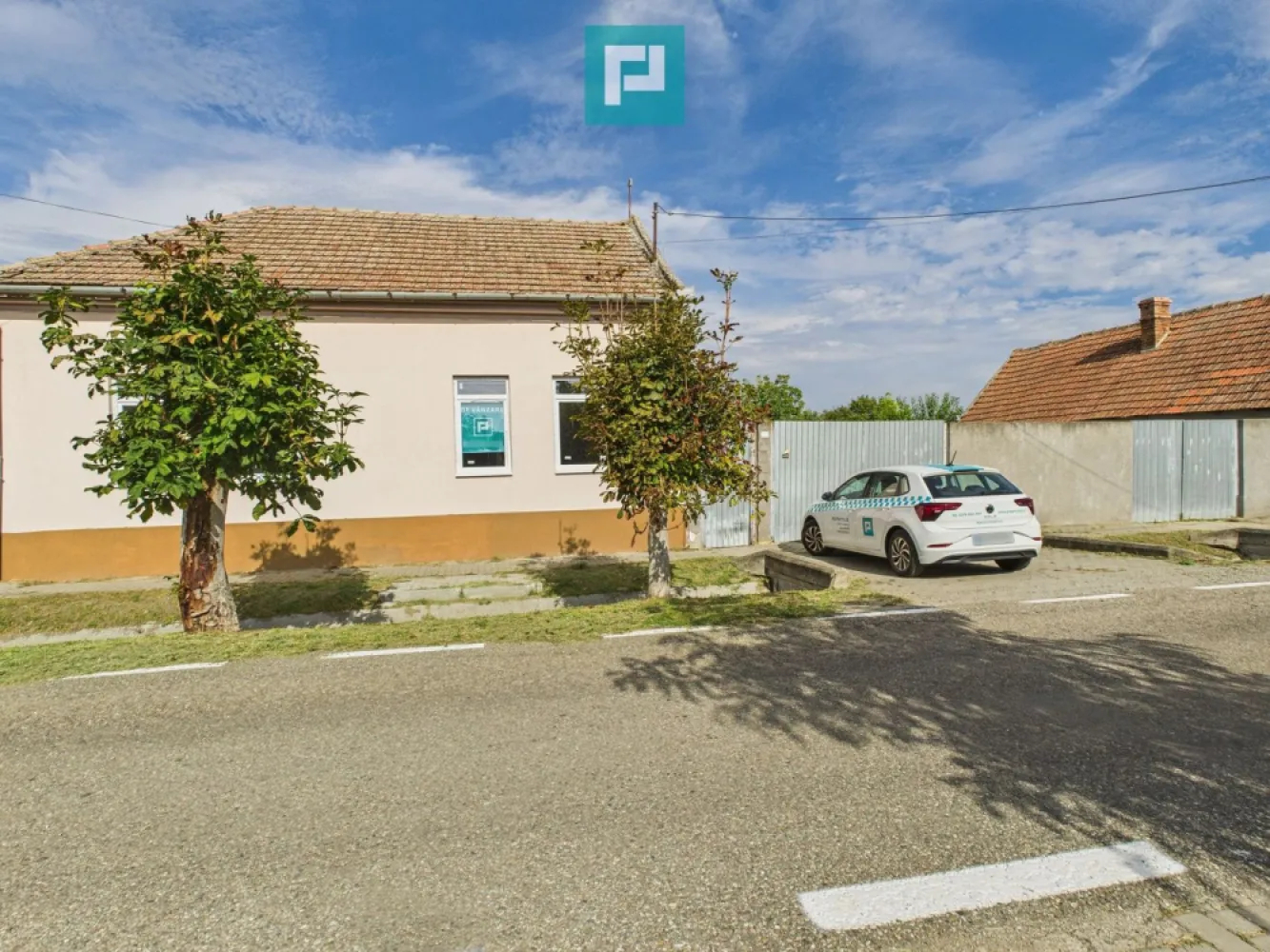 Casă spatioasă și solidă în Pecica - Vă propun spre vânzare o casă spațioasă și solidă în Pecica, într-o zonă bună și liniștită. Proprietatea este amplasată pe un teren generos de 1065 mp, suprafață construită de aproximativ 200 mp și o suprafață utilă de 120 mp. Detalii proprietate: 3 camere spațioase și luminoase curte mare de 800 mp, ideală pentru relaxare sau amenajări diverse 2 poduri de intrare auto, acces facil pentru mai multe mașini anexe utile pentru depozitare sau alte funcțiuni sobă/teracotă pentru încălzire și copt, funcțională pivniță și pod Locație liniștită, potrivită atât pentru locuit, cât și pentru investiție. Dacă v-am stârnit interesul și doriți să achiziționați o casă solidă cu teren generos, într-o zonă liniștită din Pecica, vă stau la dispoziție la: Telefon: 0760672985 Email: jeanina.campan@propertylab.ro Jeanina Câmpan consultant imobiliar Propertylab Casă spatioasă și solidă în Pecica CP2571262 }}